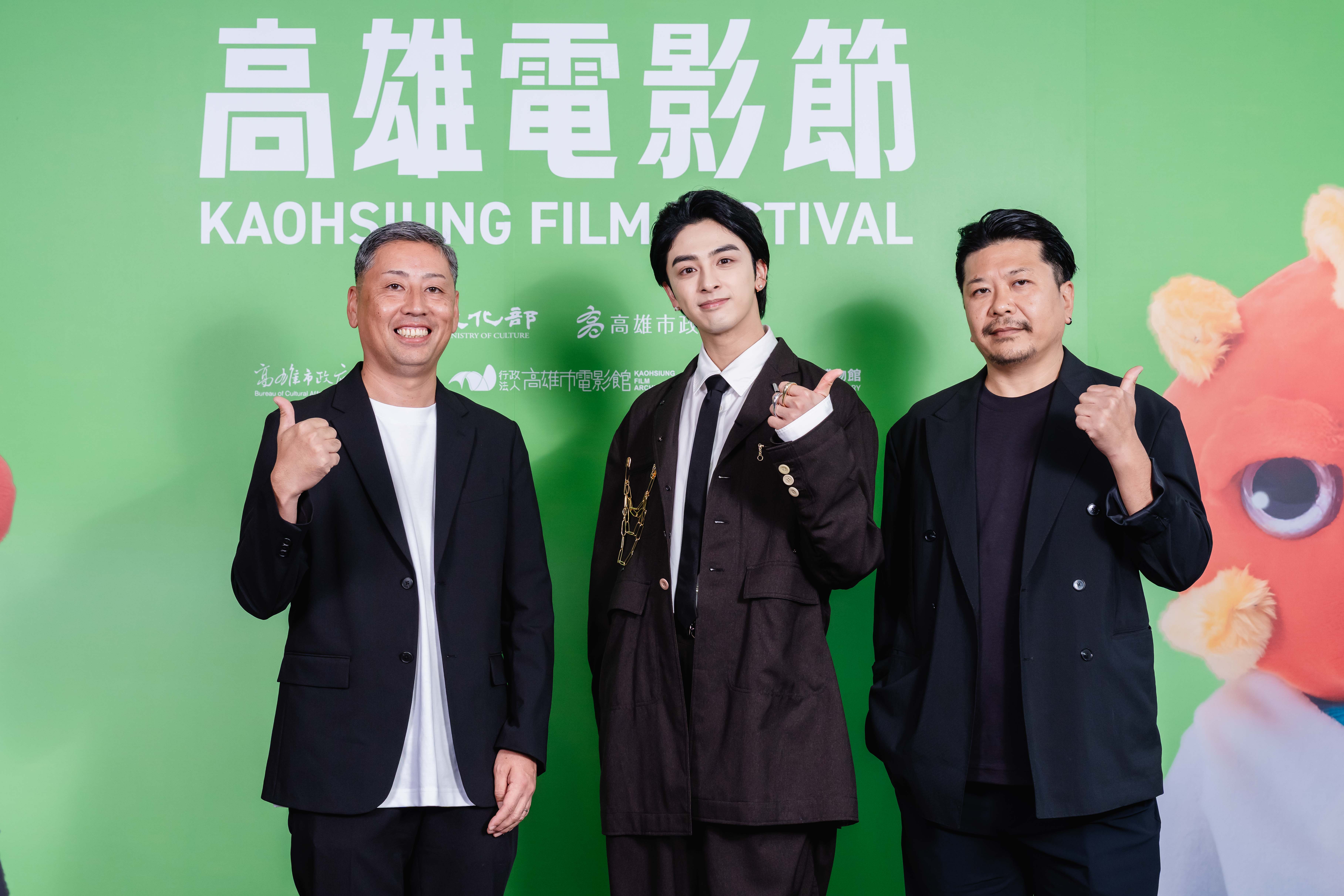 《魔女沒條件》導演小南敏也、主演新原泰祐與製作人久保和明首度來到高雄,大快朵頤湯包、肉包、鹹豆漿等早餐。(高雄電影節提供)