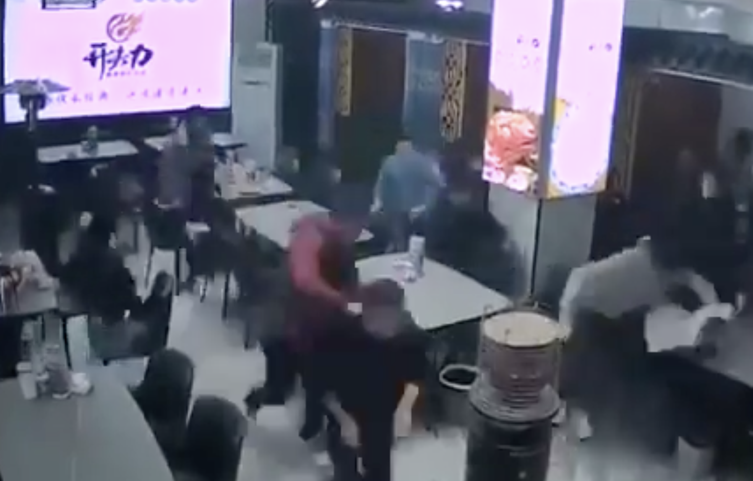 地震發生當下,有民眾在餐廳用餐,當下立馬奪門而出。(翻攝自X@niteshr813)