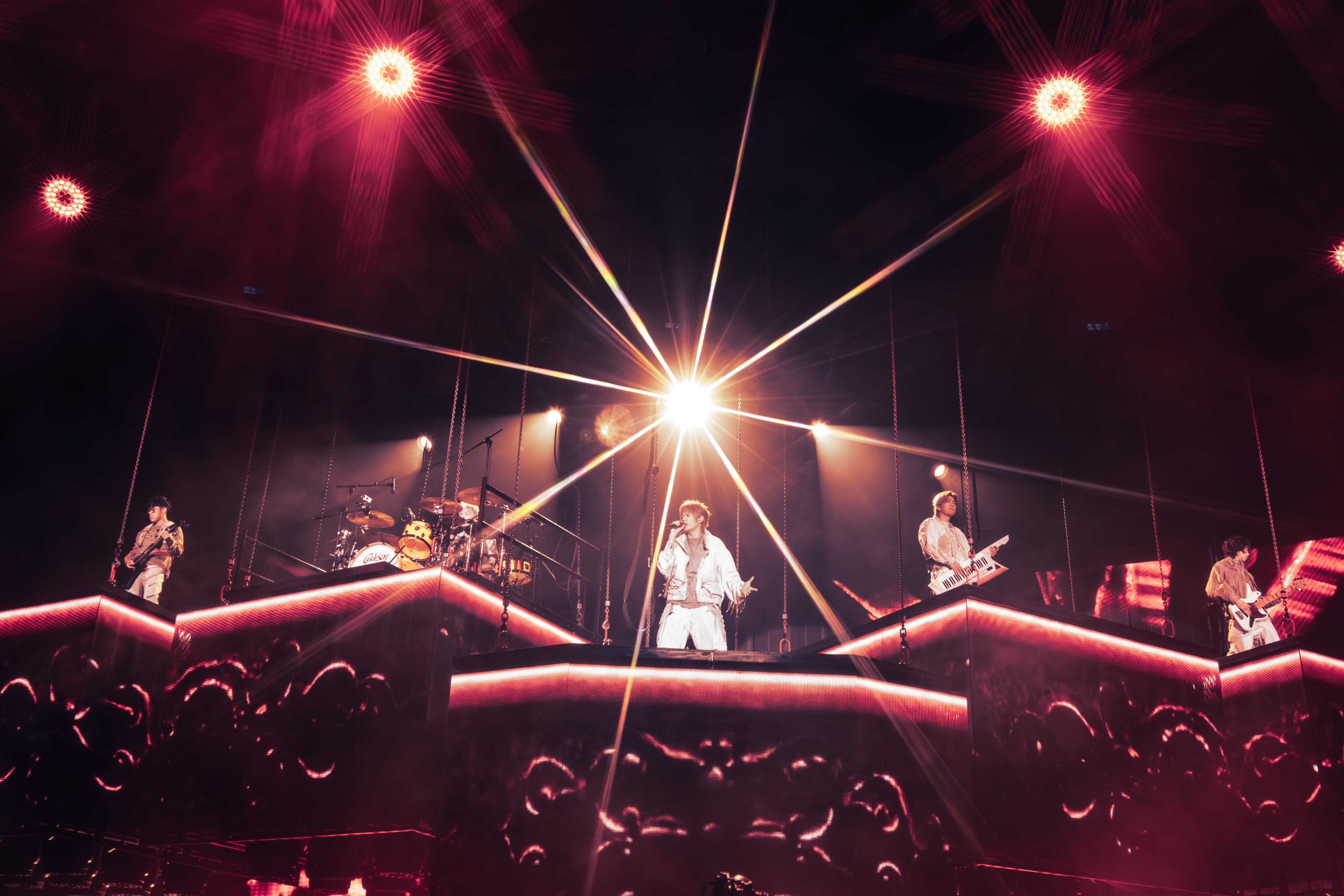 八三夭演唱會開場從5層樓高懸浮舞台現身,引起全場尖叫。(KKLIVE、不搖就滾提供)