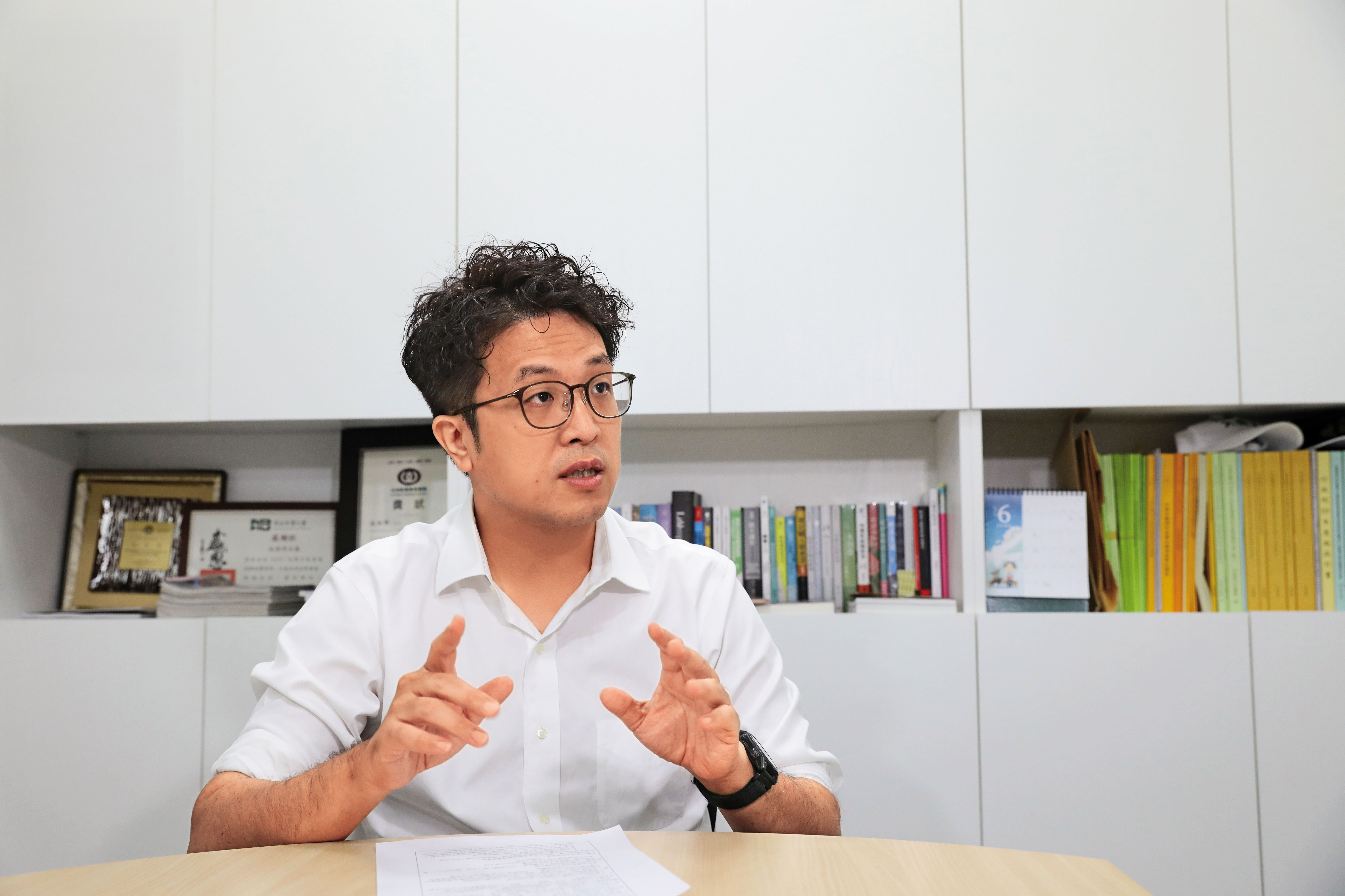民進黨台北市長參選人沈伯洋接受本刊專訪拋出「家庭一站通」育兒政見，當選後將提供學齡前孩童週週4小時免費臨托。