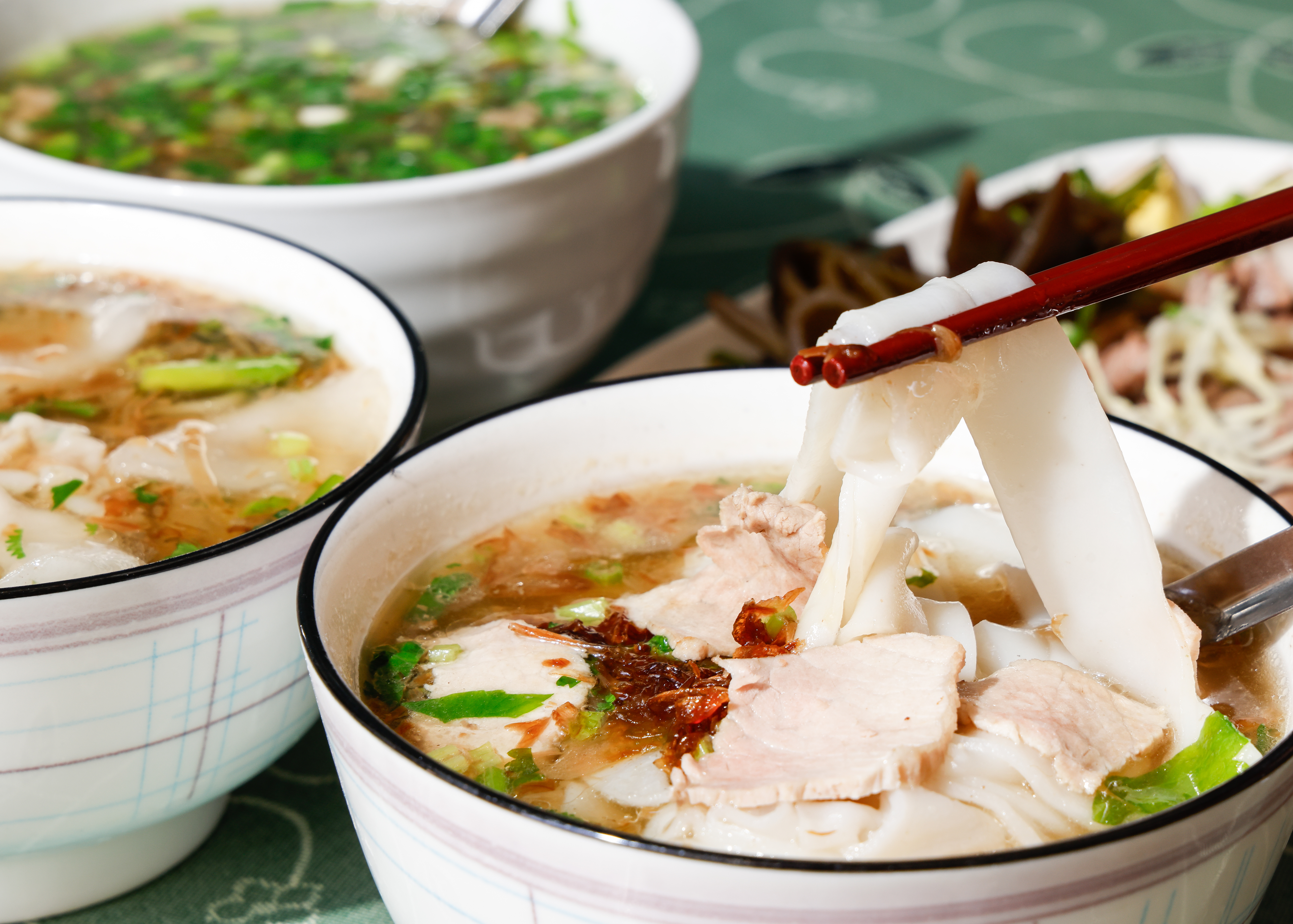 竹東市場內可品嘗到美味的客家湯粄條。