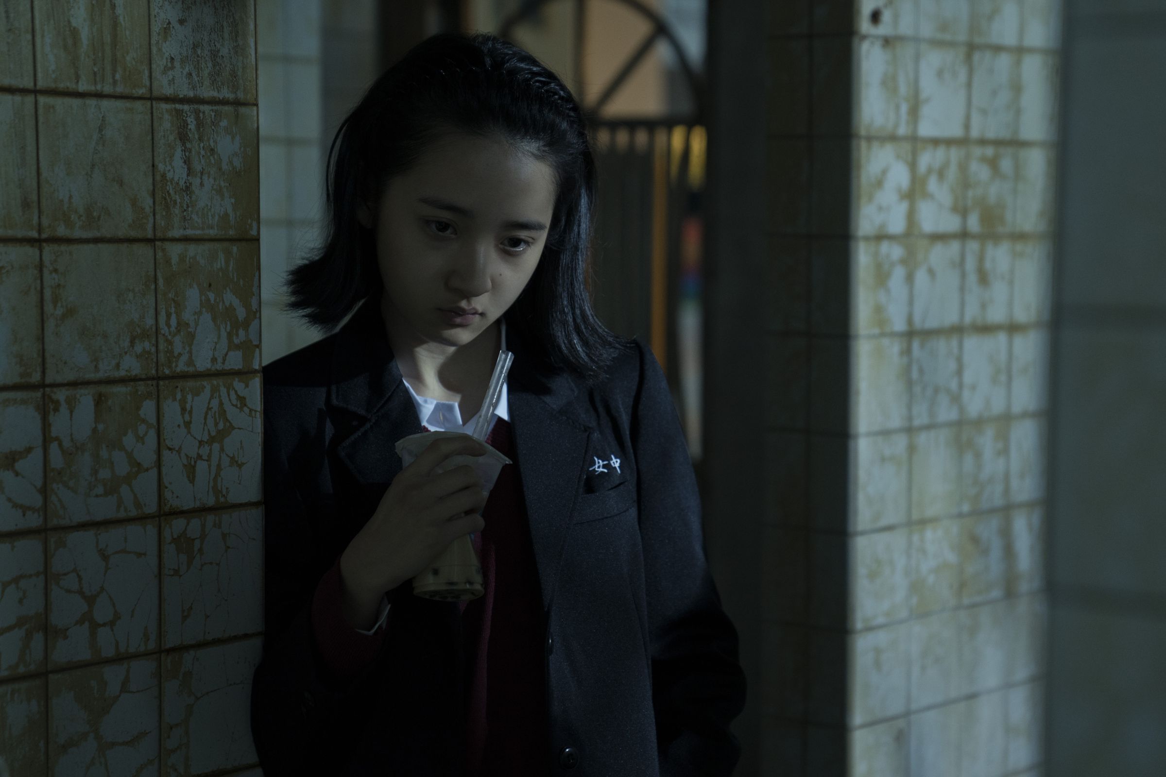 李沐在《默殺:無聲之地》扮演霸凌同學的高中生,儘管是7年前首次拍戲,渾身散發暴戾之氣。(鴻聯國際提供)