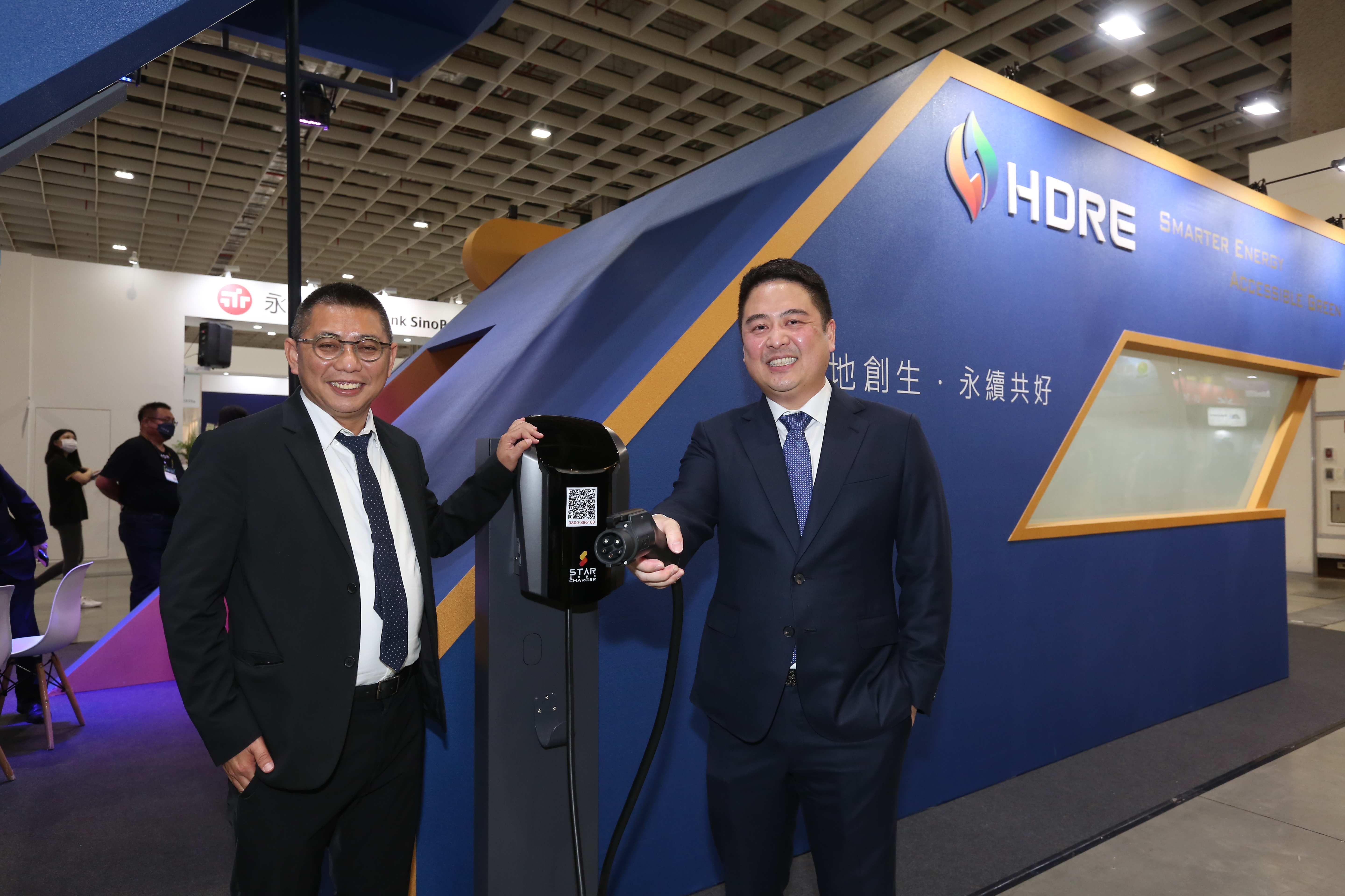 能源業者泓德能源在董事長謝源一（右）與總經理周仕昌（左）攜手合作下，從兩個人的公司逐漸發展成擁有近350名員工的公司。