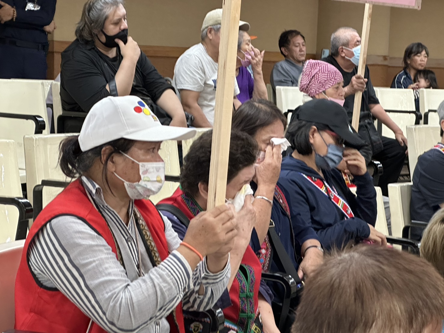 三鶯、溪洲部落拆遷戶遭強制搬離國宅，至新北市議會表達抗議。（宋雨蓁服務處提供）