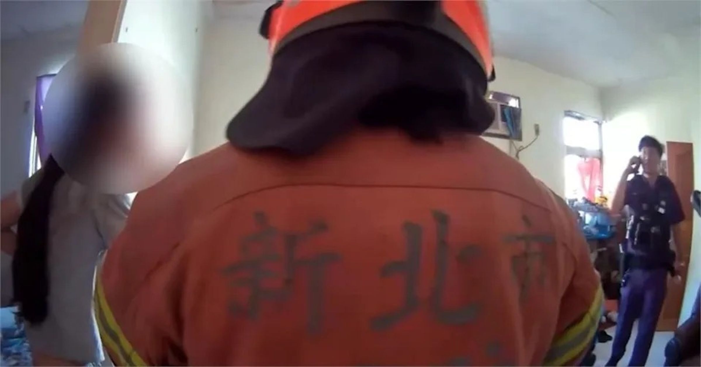 消抵達後，確認位置並強行打開深鎖大門，順利將兩人救下，所幸皆無受傷。（樹林分局提供）