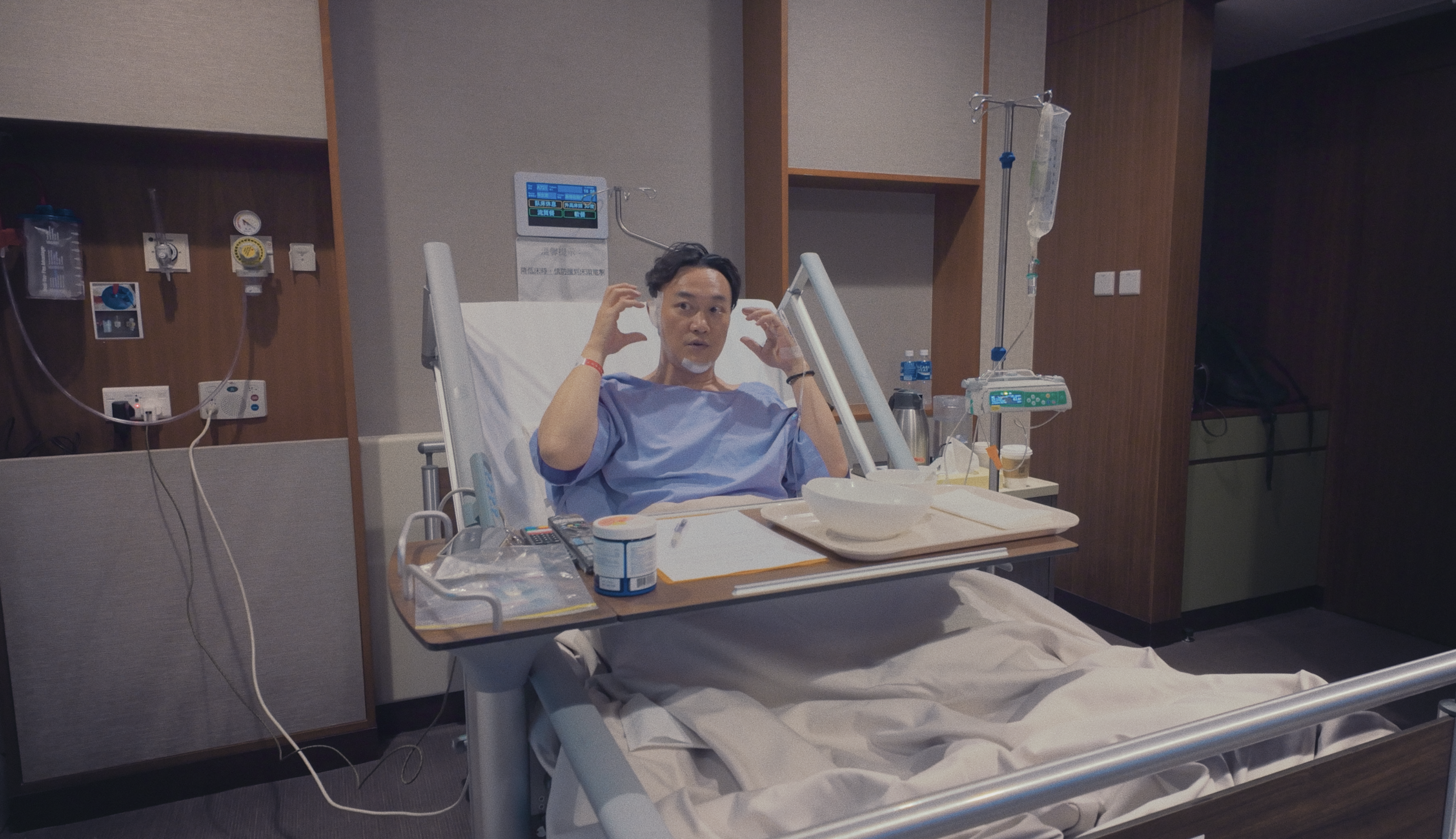 Eason身躺醫院，面上包滿紗布亦引發大家心痛。（環球唱片提供）