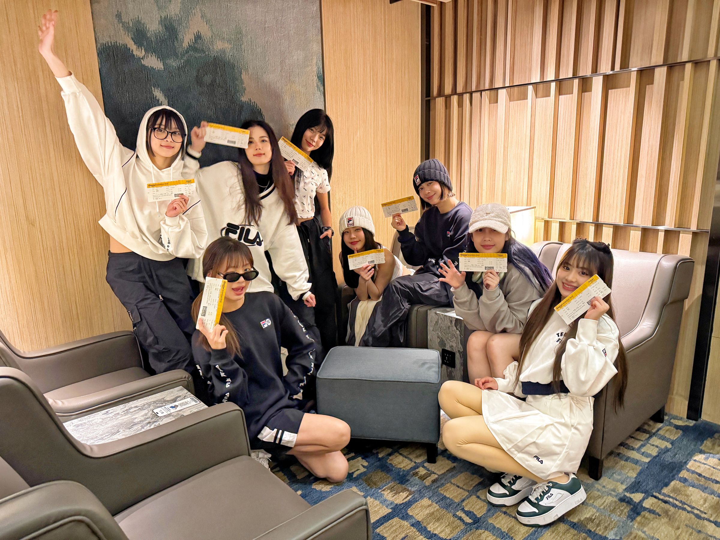 GENBLUE幻藍小熊女孩們形容收到機票的心情,竟說:「好像接到兵單喔!」(天空娛樂提供)