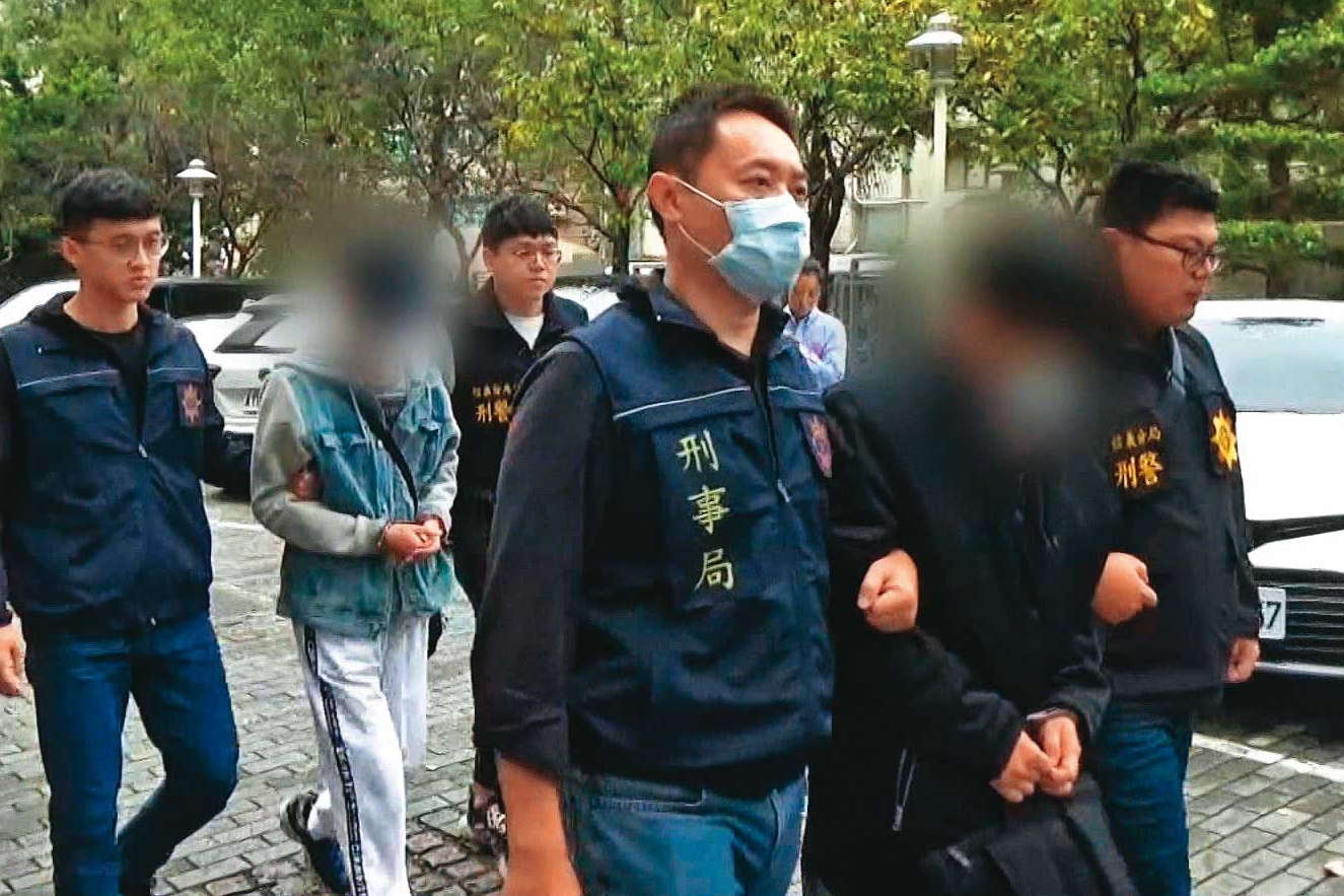 廖男（前）張男（後）因涉嫌詐保，遭到法院判刑。圖為警方移送畫面。（翻攝畫面）