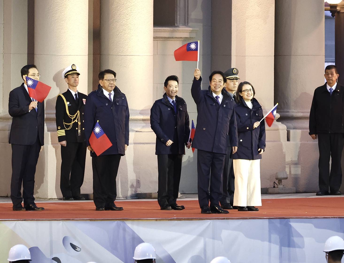 【圖輯】元旦升旗傳遞MIT精神　賴清德唱國歌、揮國旗致意