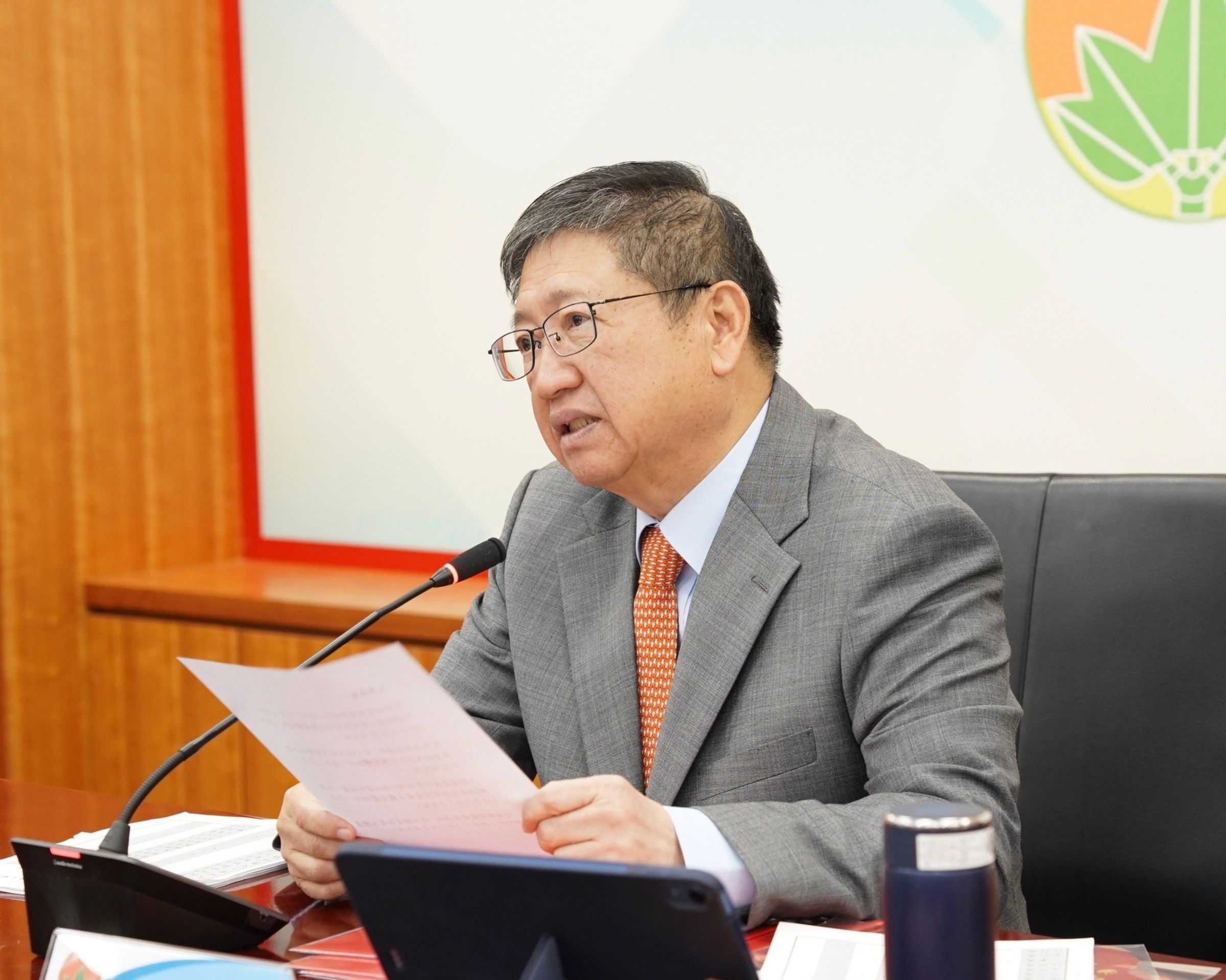 新竹縣長楊文科疑似涉嫌貪汙遭檢調搜索,深夜裁定以50萬元交保候傳。(翻攝自楊文科臉書)