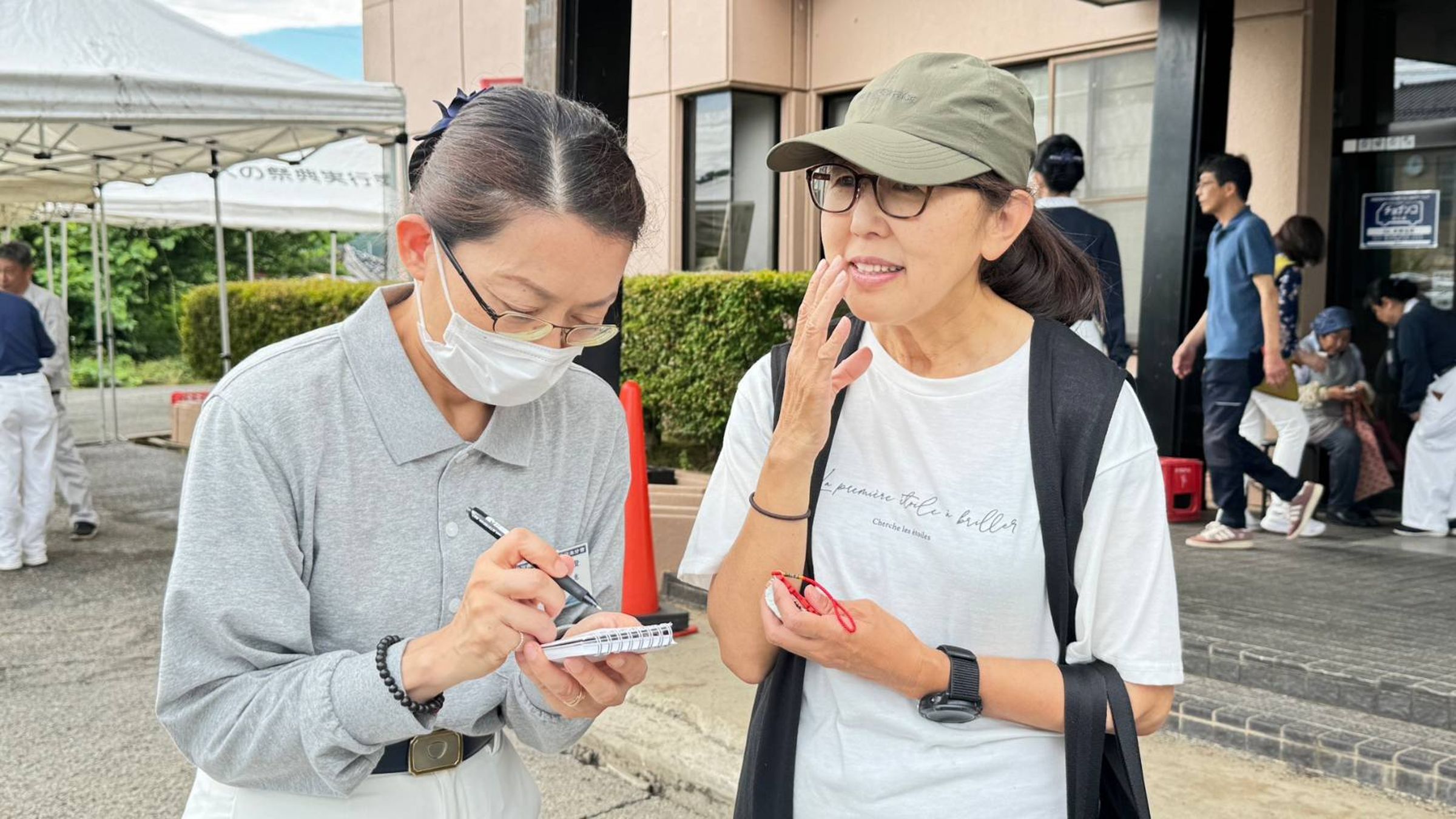 中村女士(右)代婆婆美智子來領見舞金。(慈濟基金會提供)