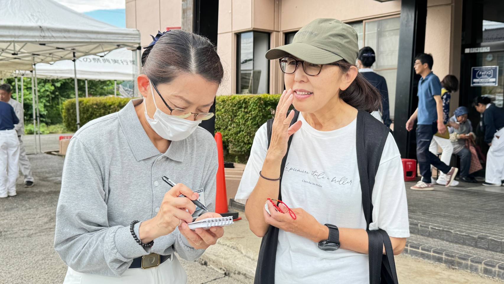 中村女士（右）代婆婆美智子來領見舞金。（慈濟基金會提供）