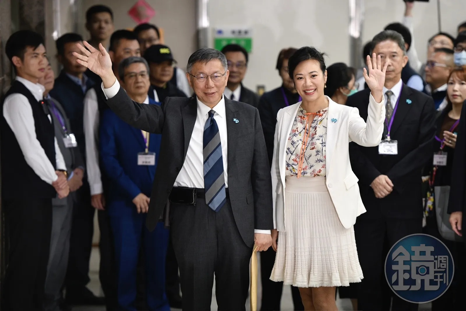 名嘴楊文嘉公布吳欣盈（右）的放棄美國國籍證明。（本刊資料照）