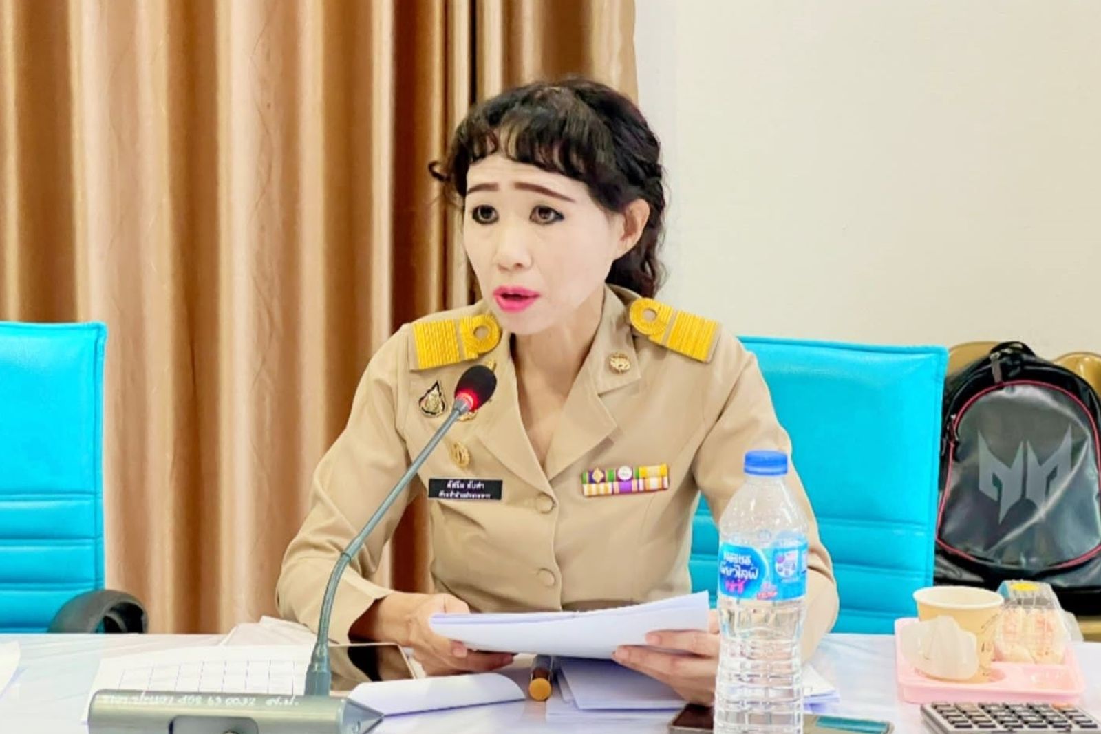 泰國1名公務員意外成為網路焦點，原因是她出席公務會議時的一身吸睛妝容。（翻攝自เทศบาลตำบลปะแต อำเภอยะหา臉書）