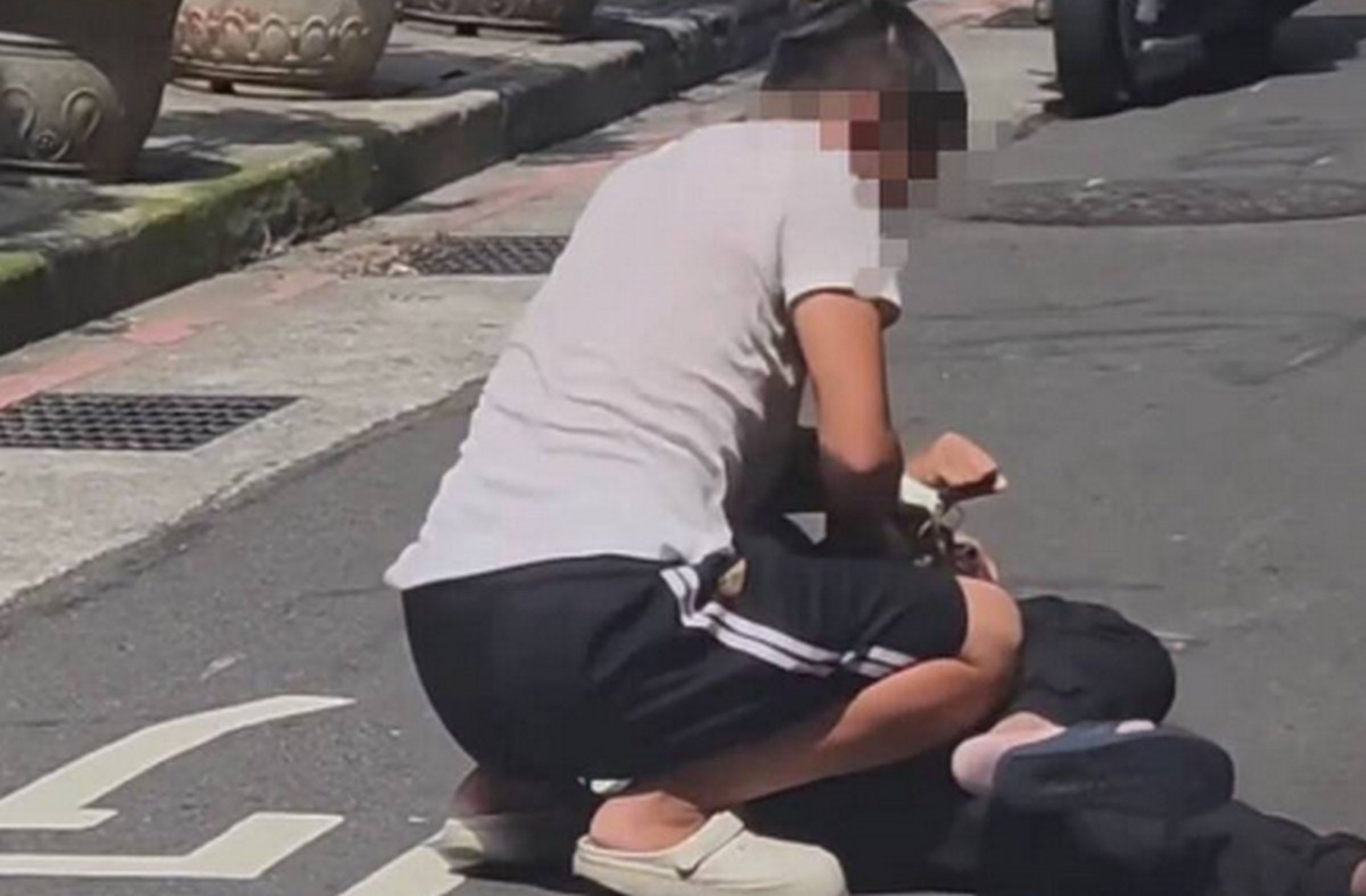 黃男在三重街頭公然將父親壓制在地,直接搶錢。(翻攝爆料公社)