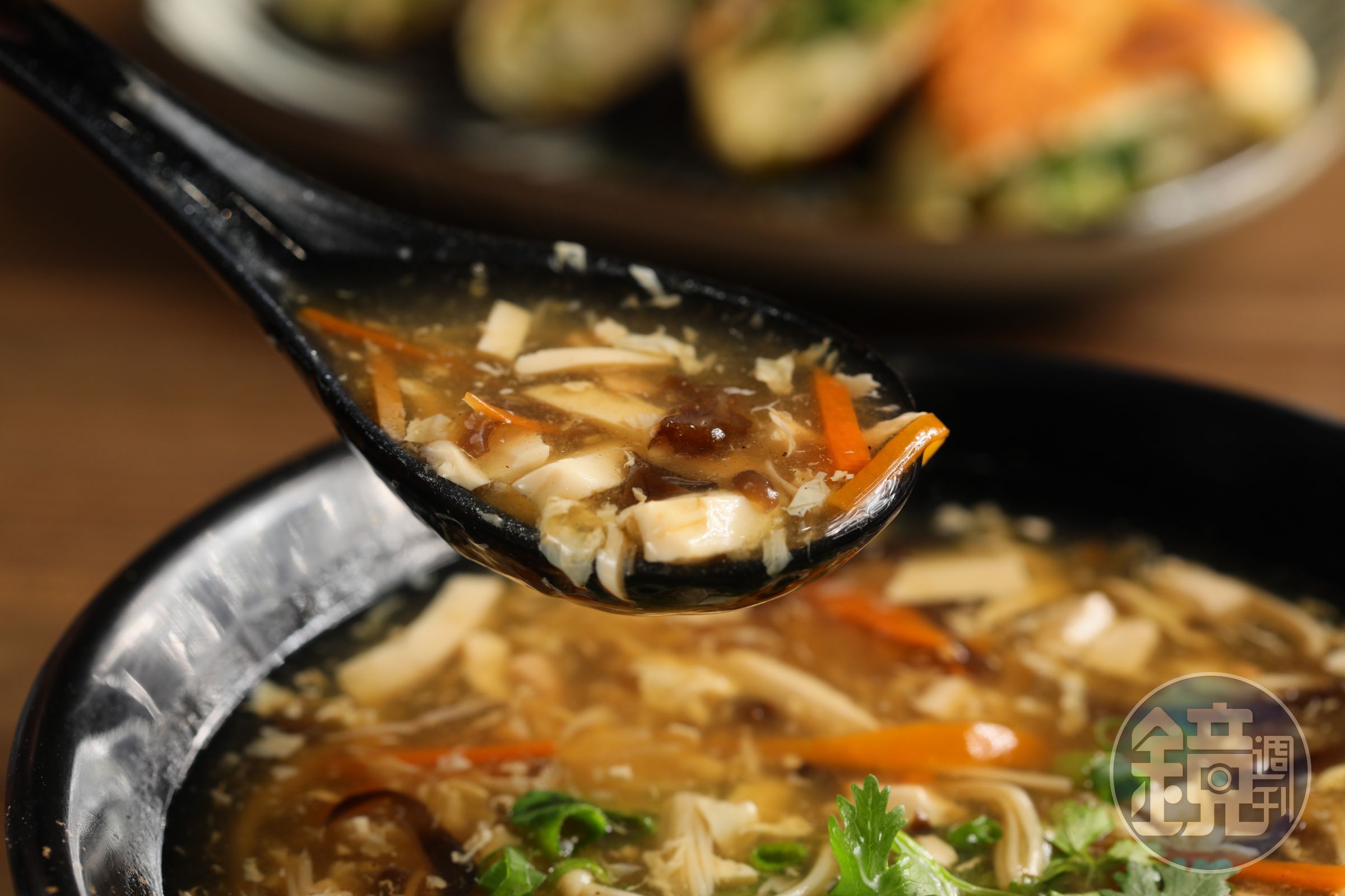 「酸辣湯」勾芡適中，辣度會喝到身體微微出汗，配料實在。（50元／碗）