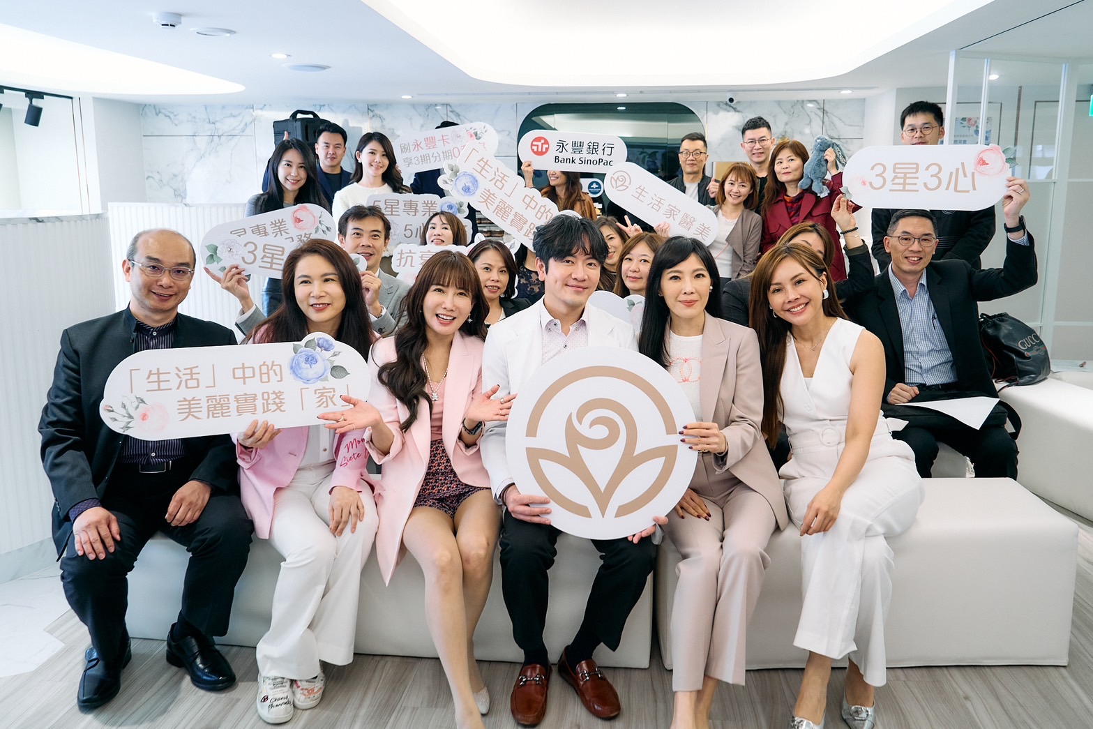 鴻海創辦人郭台銘的美女幕僚、永齡基金會執行長劉宥彤與副執行長蔡沁瑜進軍醫美業，打破不合傳聞。（讀者提供）