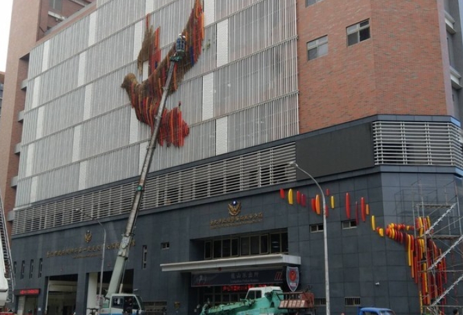 台大畢業生李宥頡以代操期貨為名吸金5,550萬元，投資失利後引爆連環風暴，萬華分局前資深小隊長父親濫權護子也付出沉重代價。（翻攝畫面）