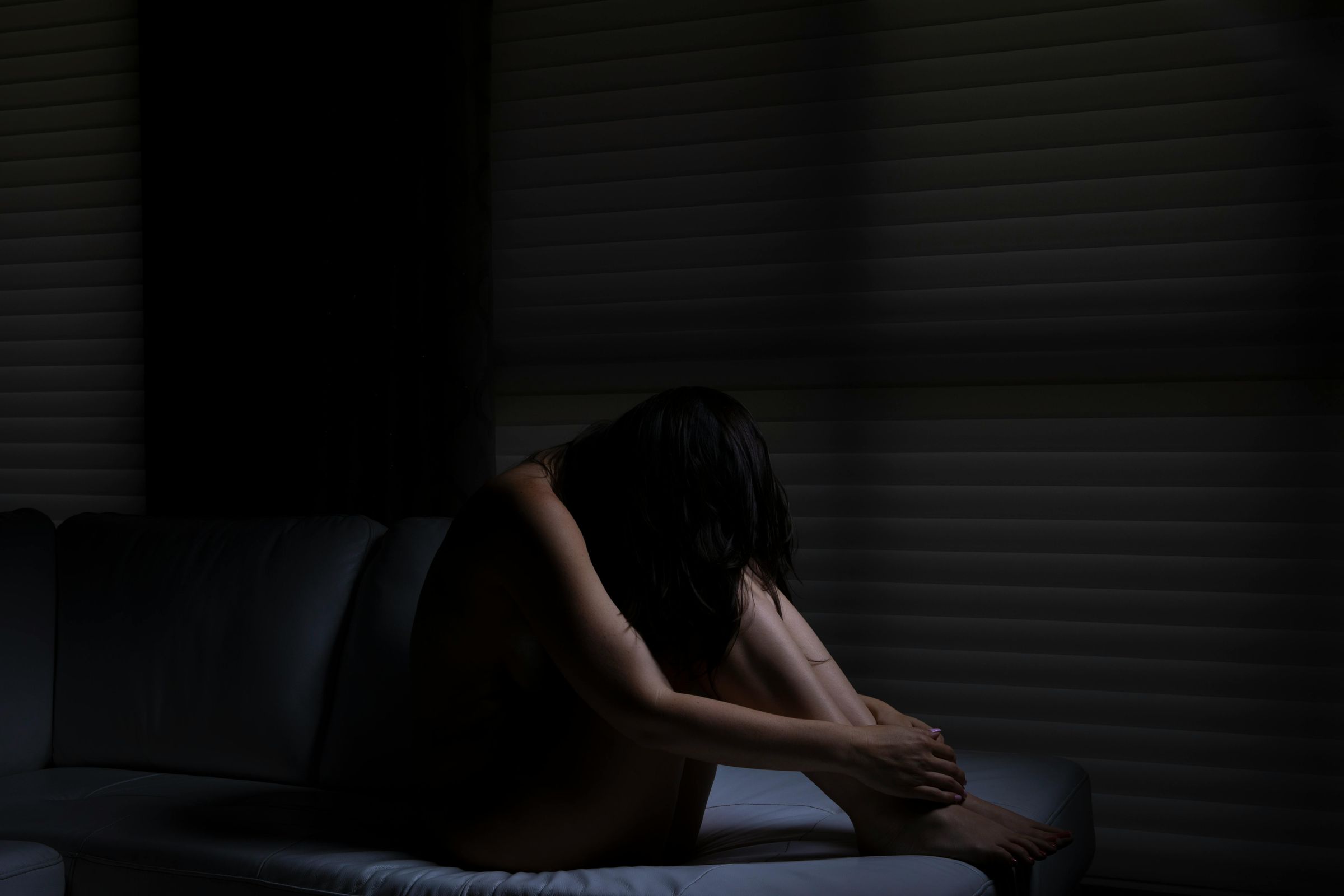 法國一名51歲的銀行前經理長期透過精神操縱、脅迫女友接受近500名陌生人侵犯。（示意圖，非當事人/pexels）