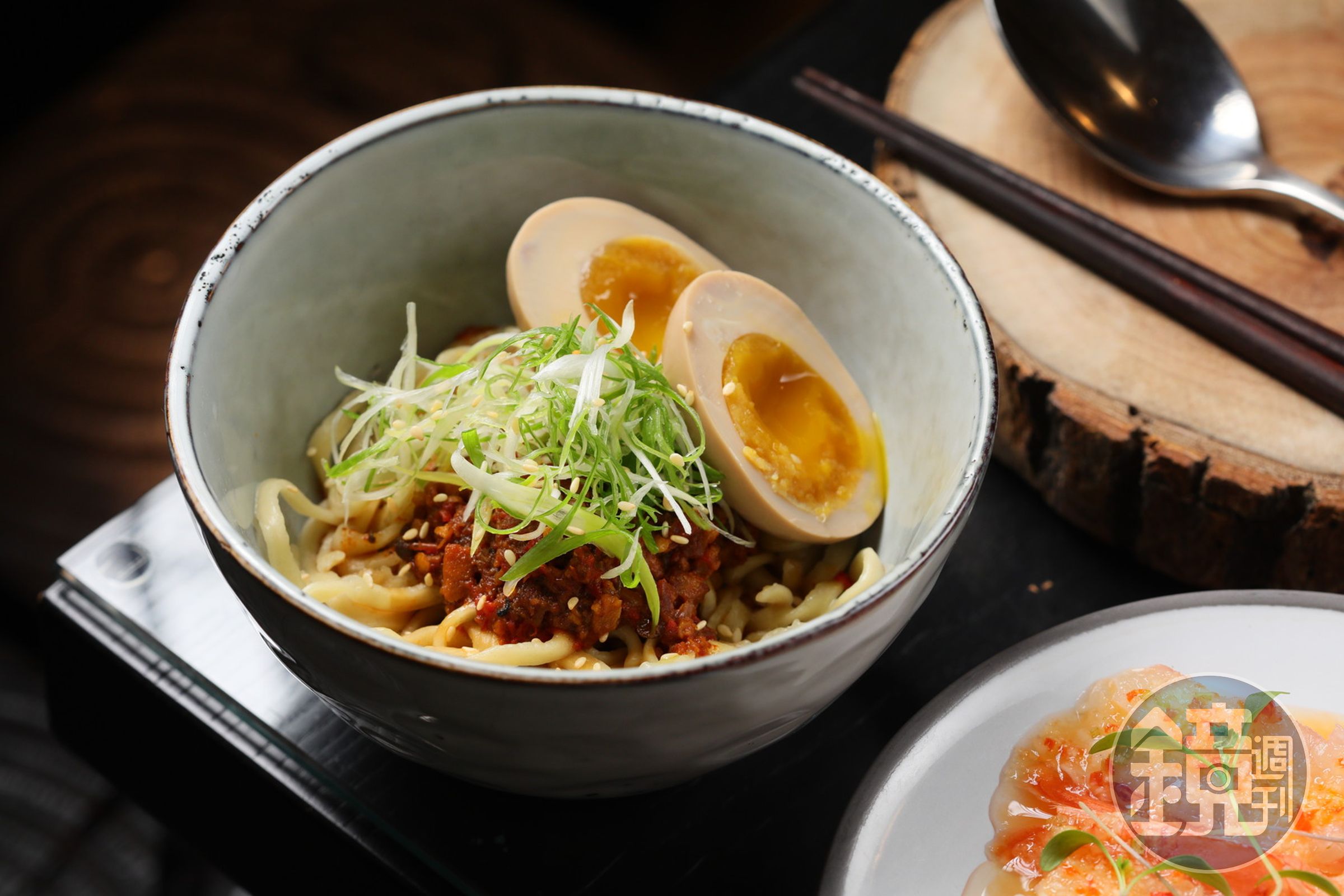 「香麻臊子麵」使用朝天椒及卡宴辣椒炒肉末,辣度相當高。(280元/份)