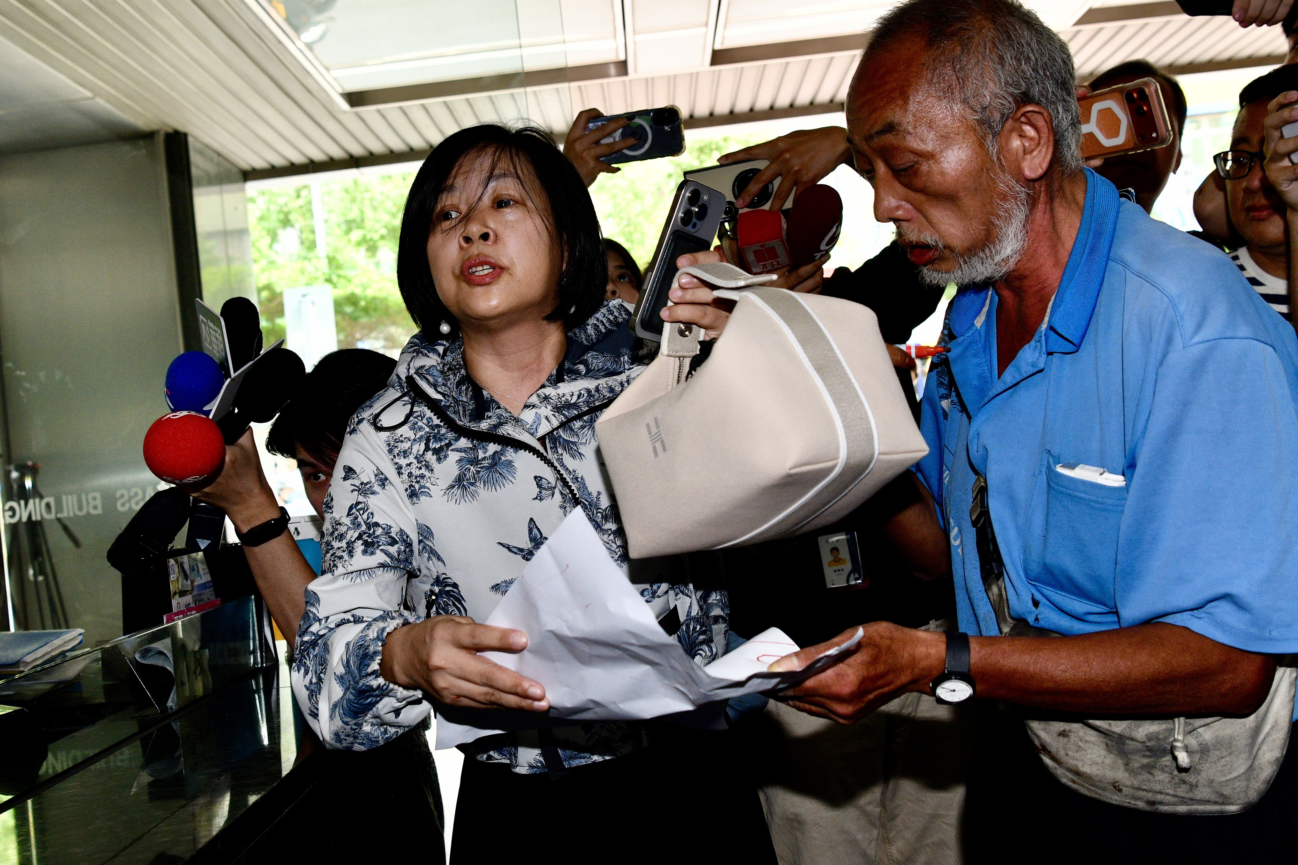 李貞秀相當喜愛精品，今天拎著的便當袋也是愛馬仕的。（鏡報李智為攝）