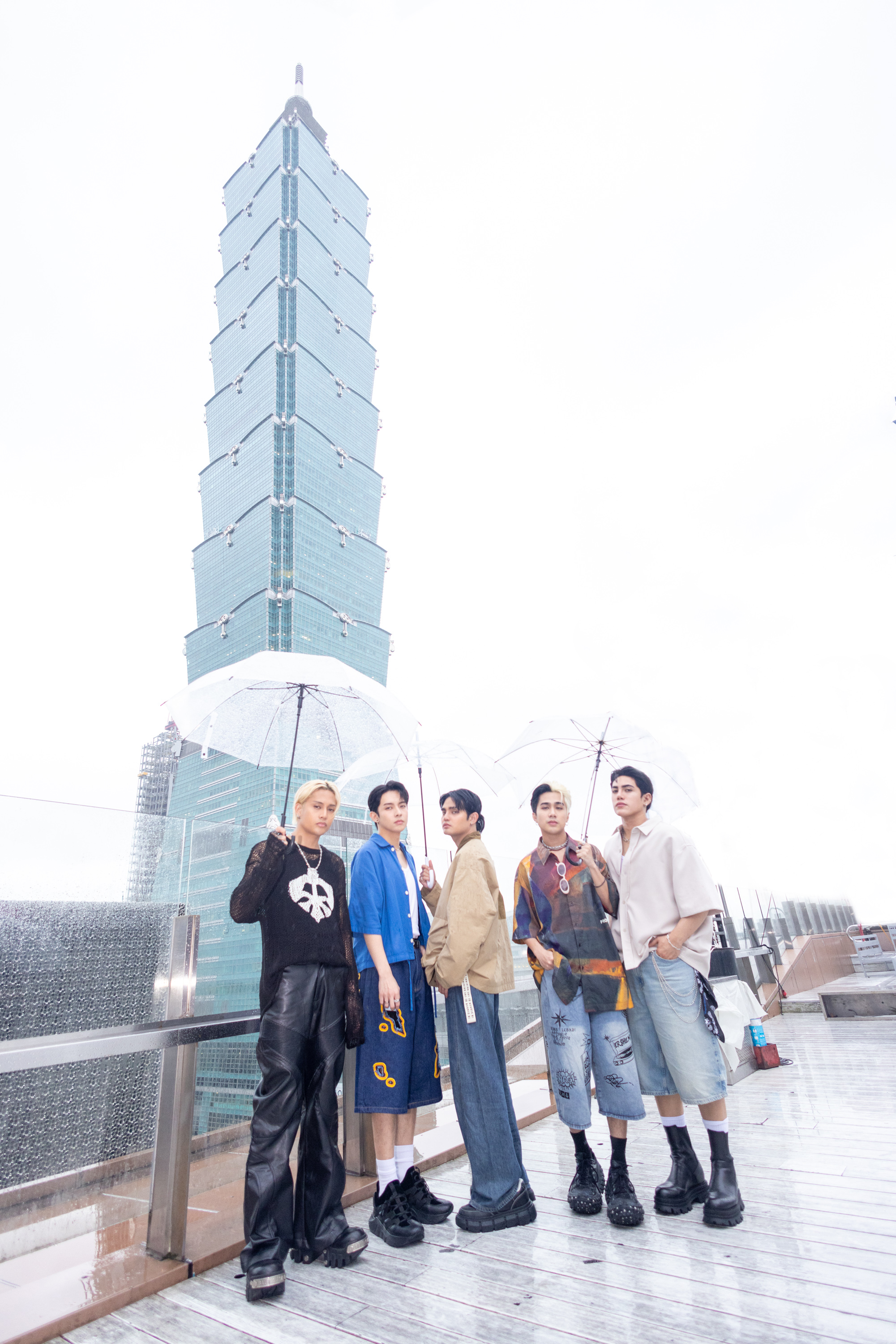 菲律賓男團SB19首次來台,興奮地與台北101合照。成員左起:Ken、Justin、Pablo、Josh與Stell。(索尼音樂提供)