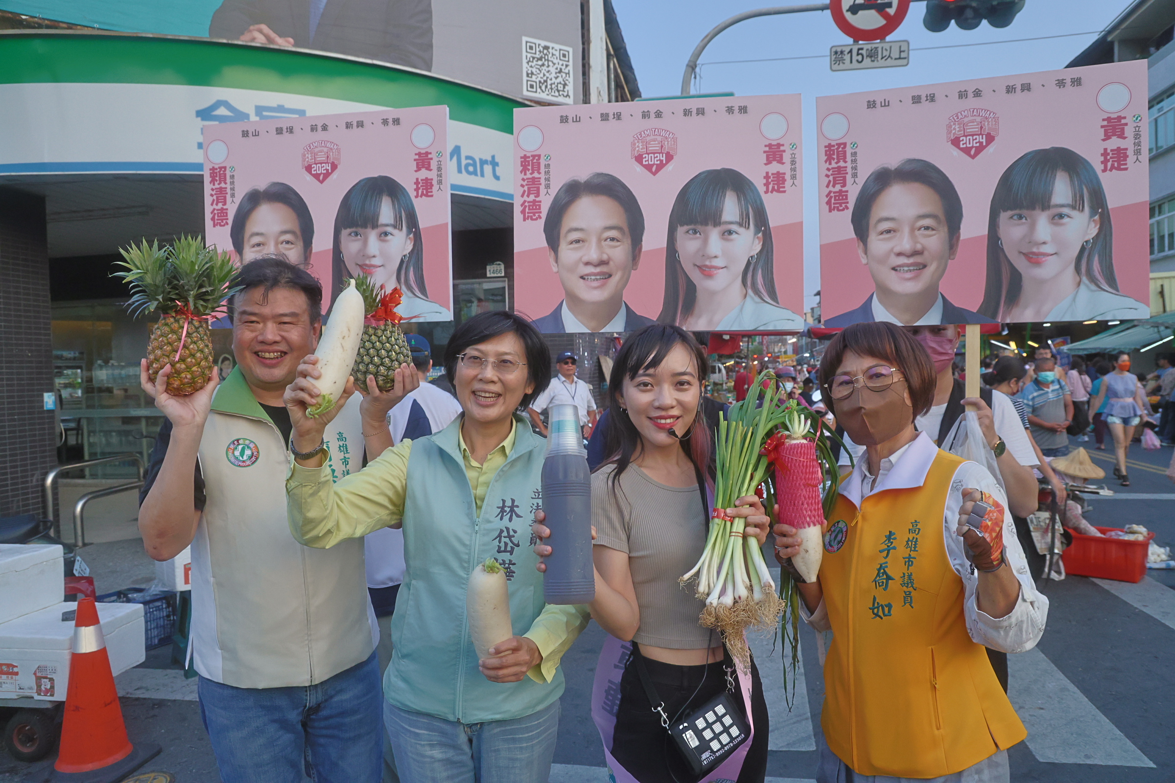 立法委員林岱樺陪同黃捷前進鼓山區內惟市場拜票。（林岱樺服務處提供）