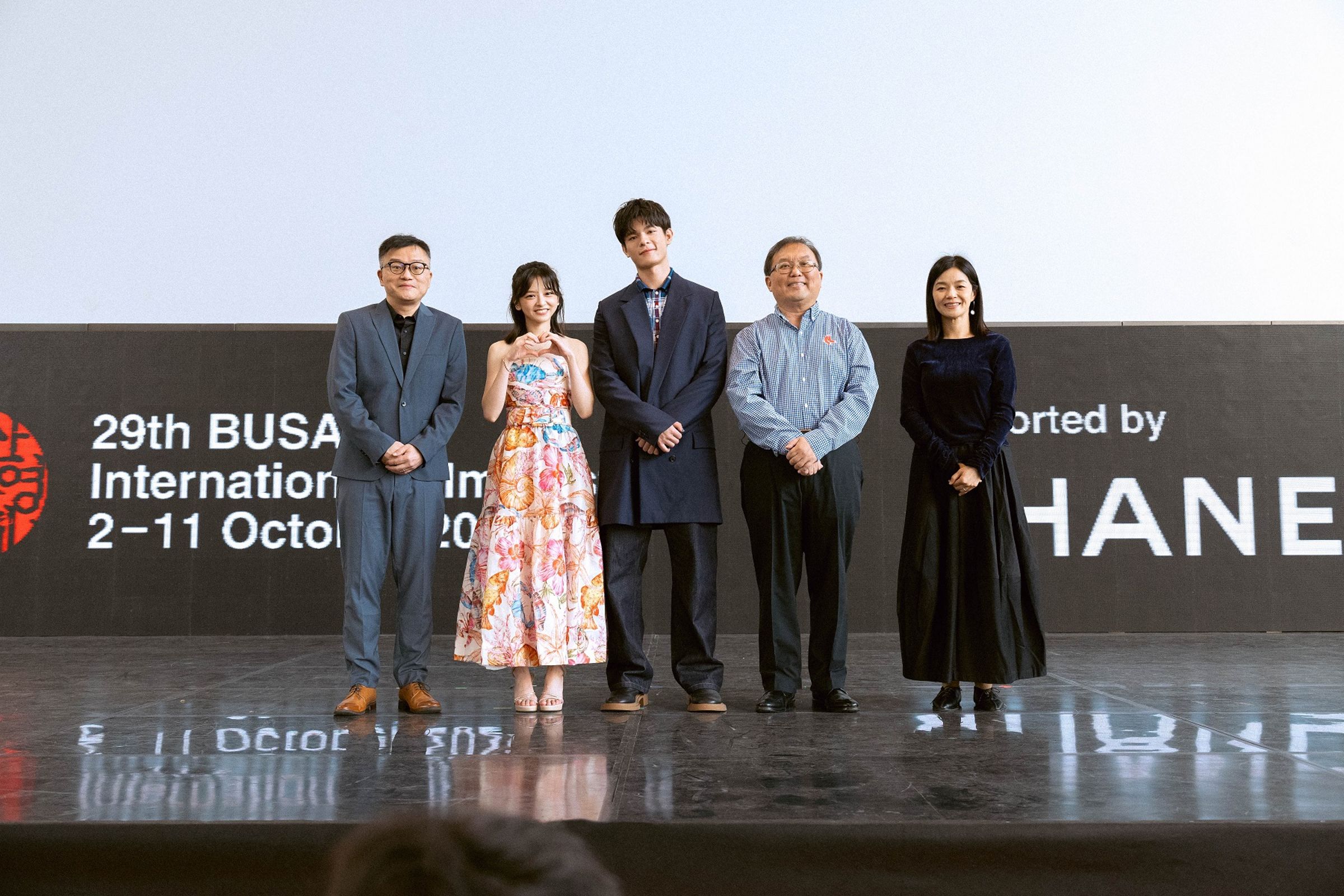 導演莊景燊(左起)、演員陳姸霏、邱以太、監製唐在揚與編劇王莉雯出席釜山影展。(興揚電影提供)