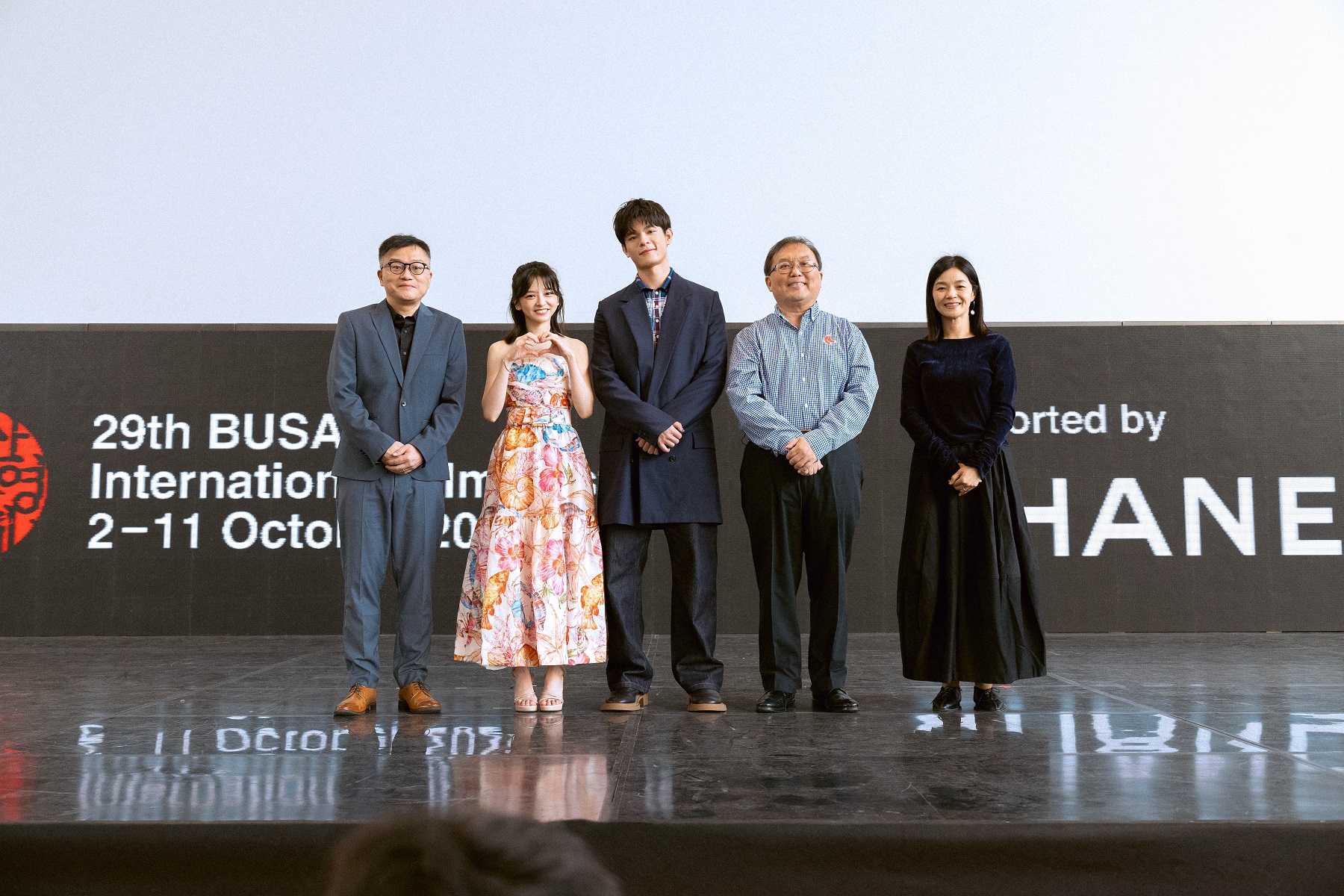 導演莊景燊(左起)、演員陳姸霏、邱以太、監製唐在揚與編劇王莉雯出席釜山影展。(興揚電影提供)