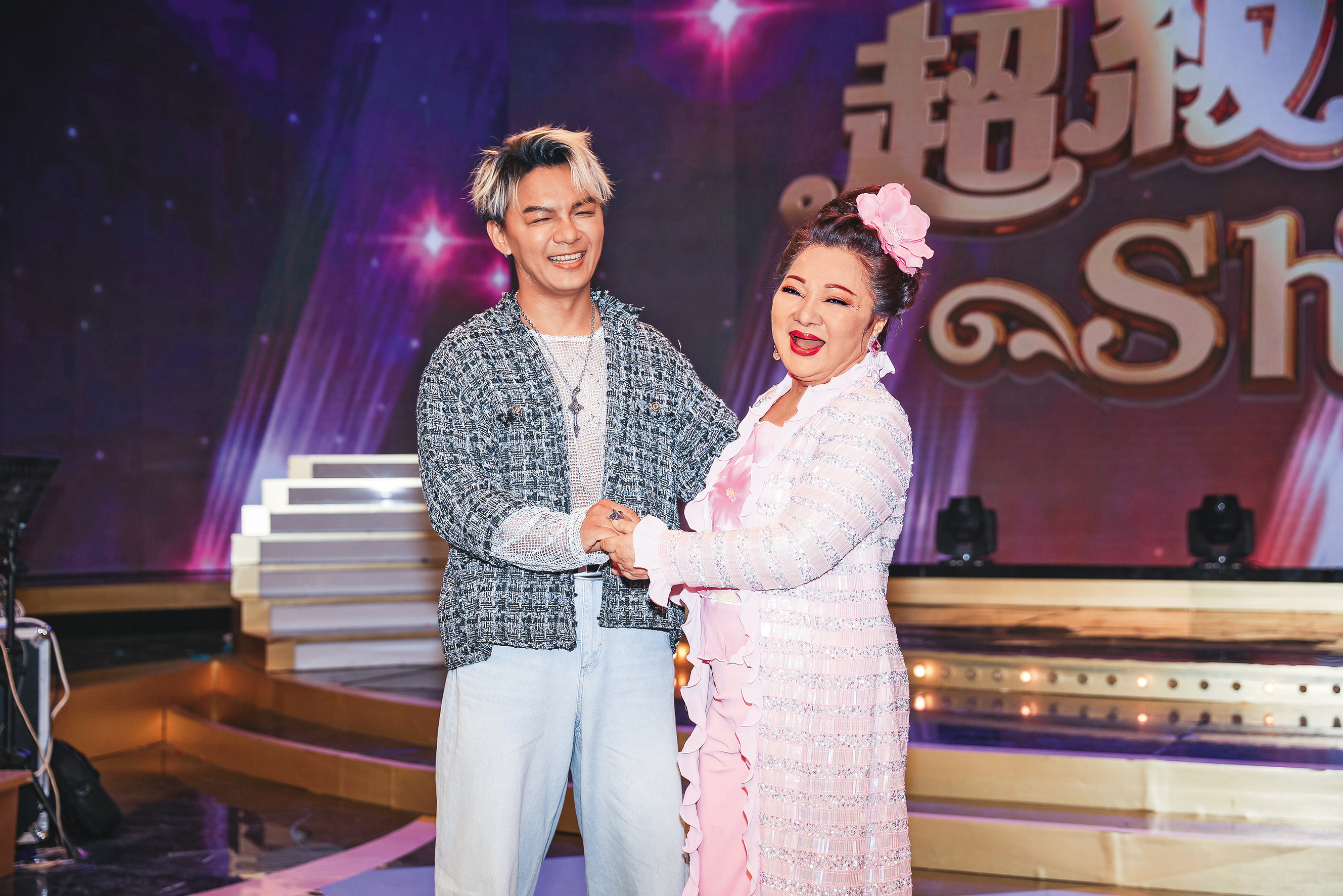 白冰冰（右）與曾瑋中（左）因節目《超級冰冰Show》結緣，雙雙入圍金曲獎最佳台語男女歌手，在節目中幽默宣布組成「金曲CP」，引發話題。