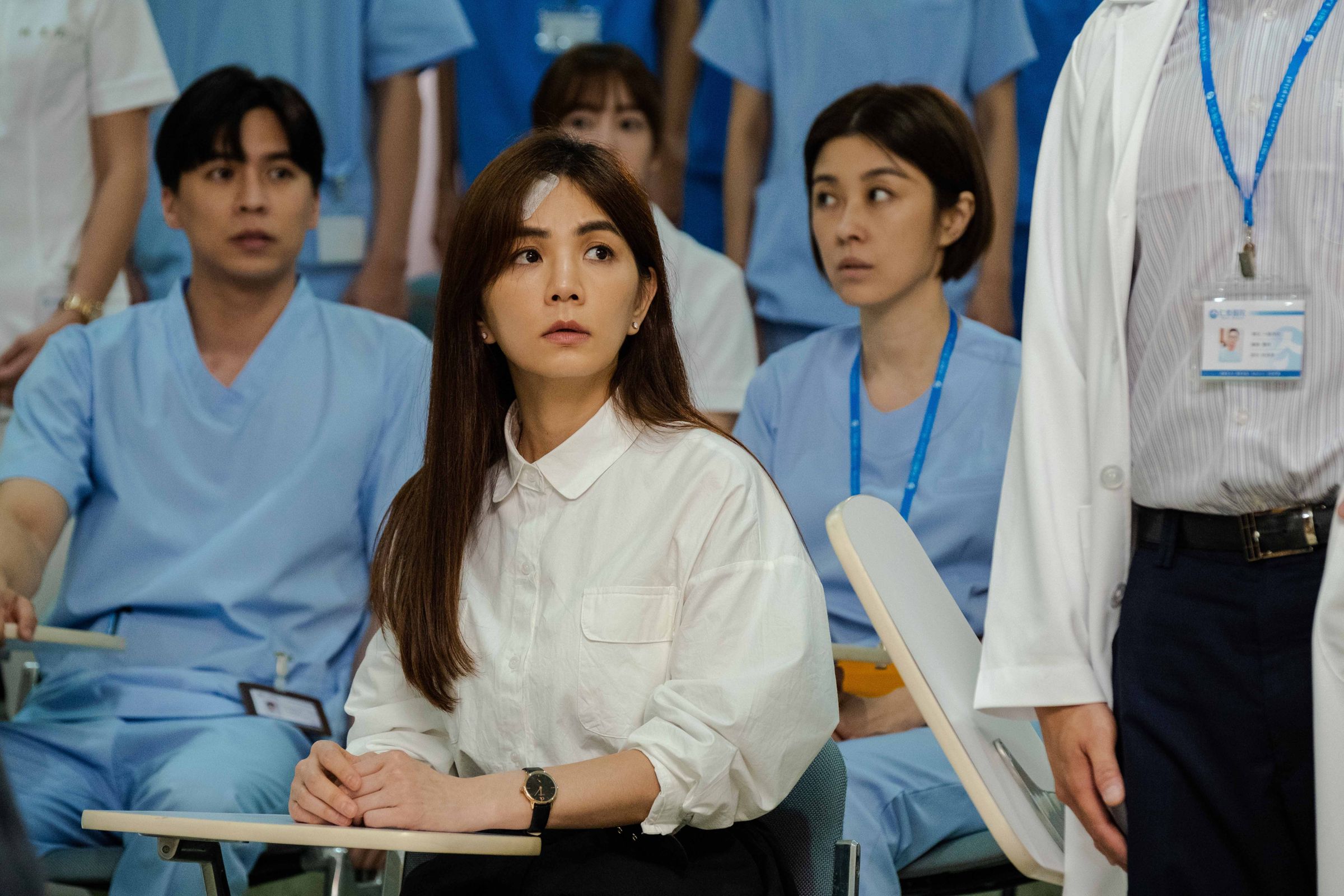 《生命捕手》Ella陳嘉樺（中）飾演從總院轉來地方分院的肝膽腸胃外科醫師「徐敏安」醫術精湛。（東森提供）