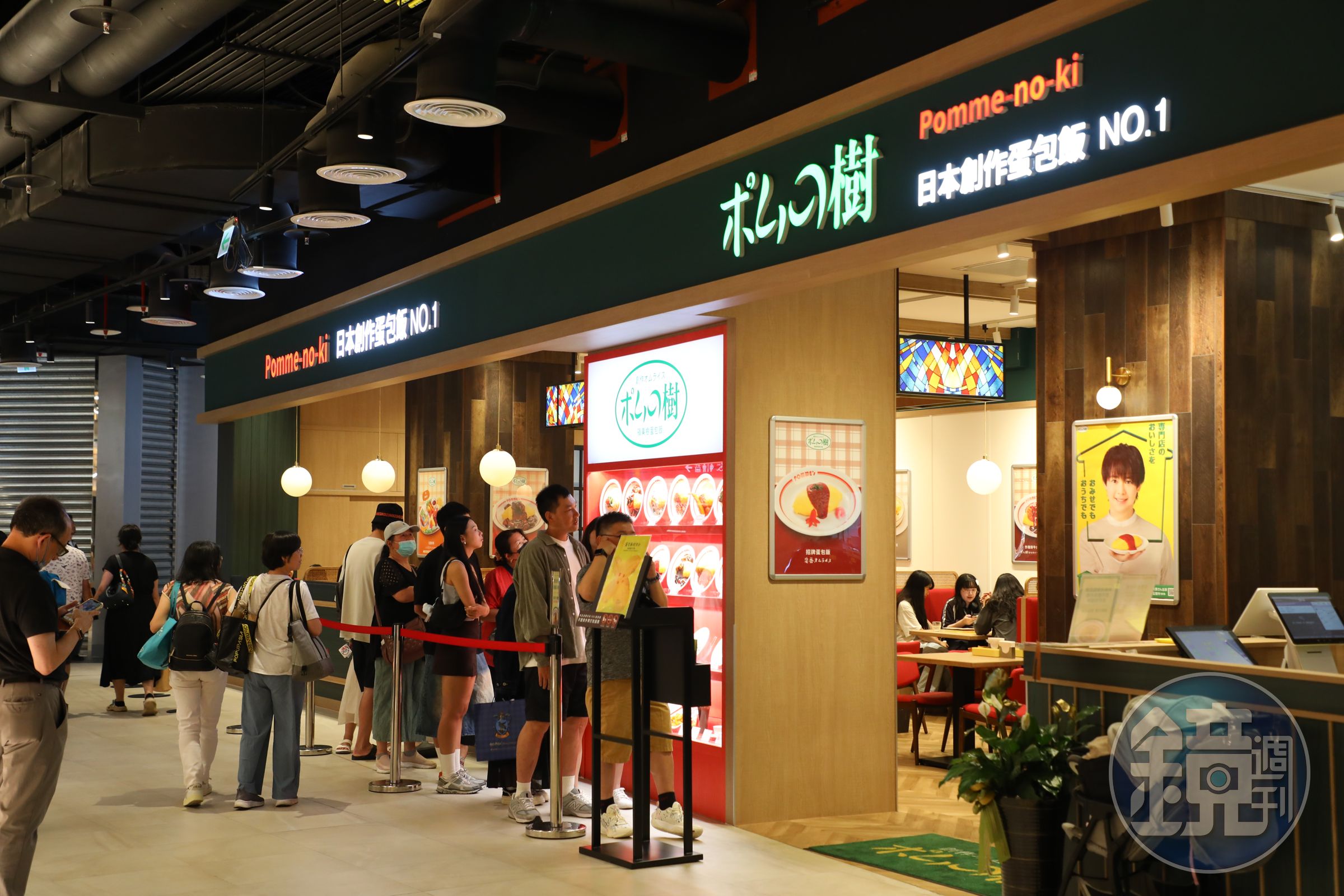 「ポムの樹 蘋果樹蛋包飯」自6月3日正式開幕以來,每日都吸引滿滿人潮排隊。