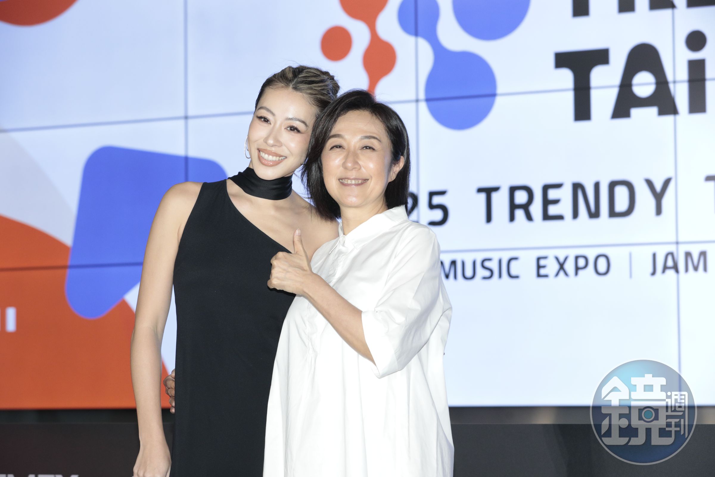 將在音樂節演出的嘻哈女王蔡詩芸（Dizzy Dizzo）與北流董事長黃韻玲同台。