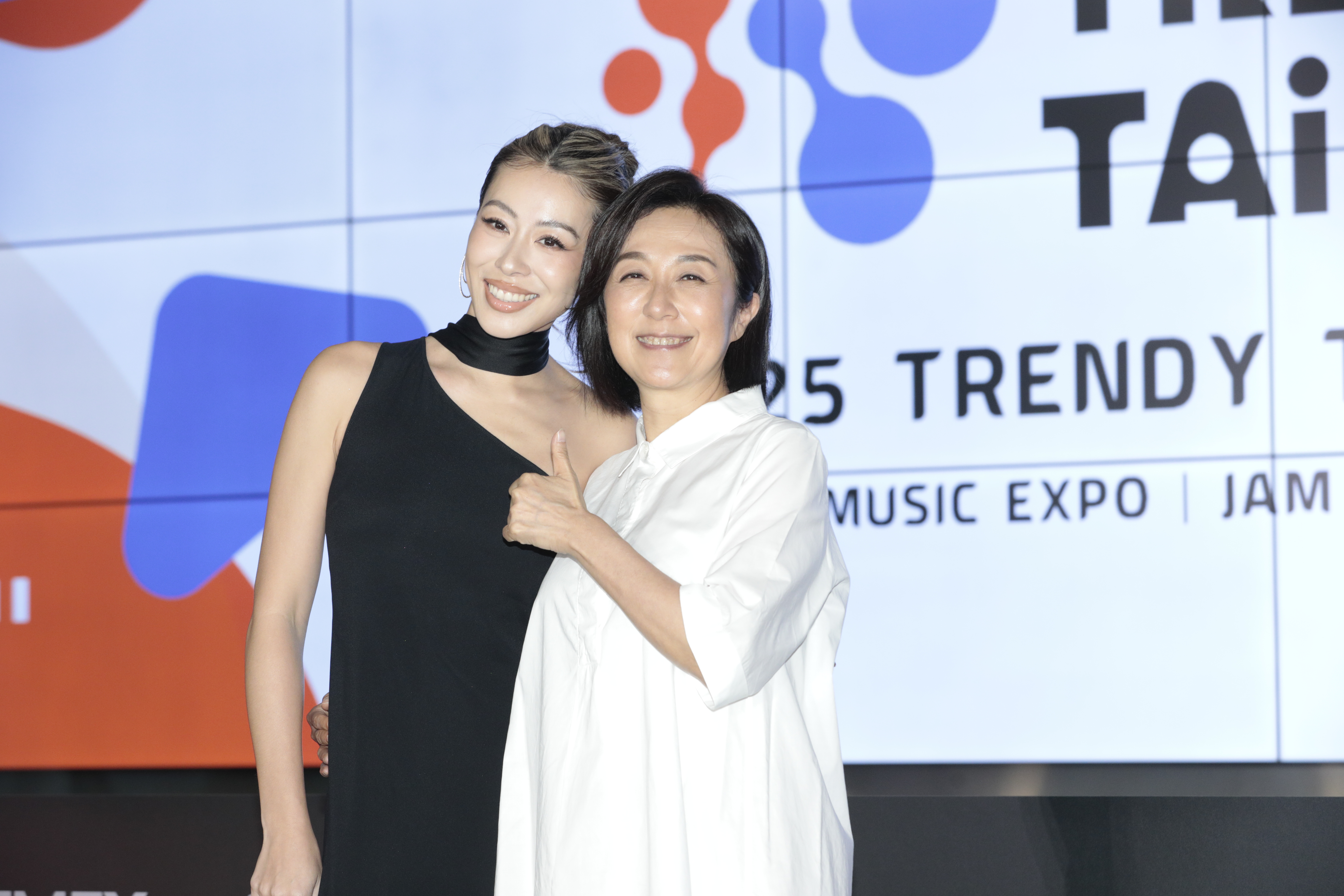 將在音樂節演出的嘻哈女王蔡詩芸（Dizzy Dizzo）與北流董事長黃韻玲同台。