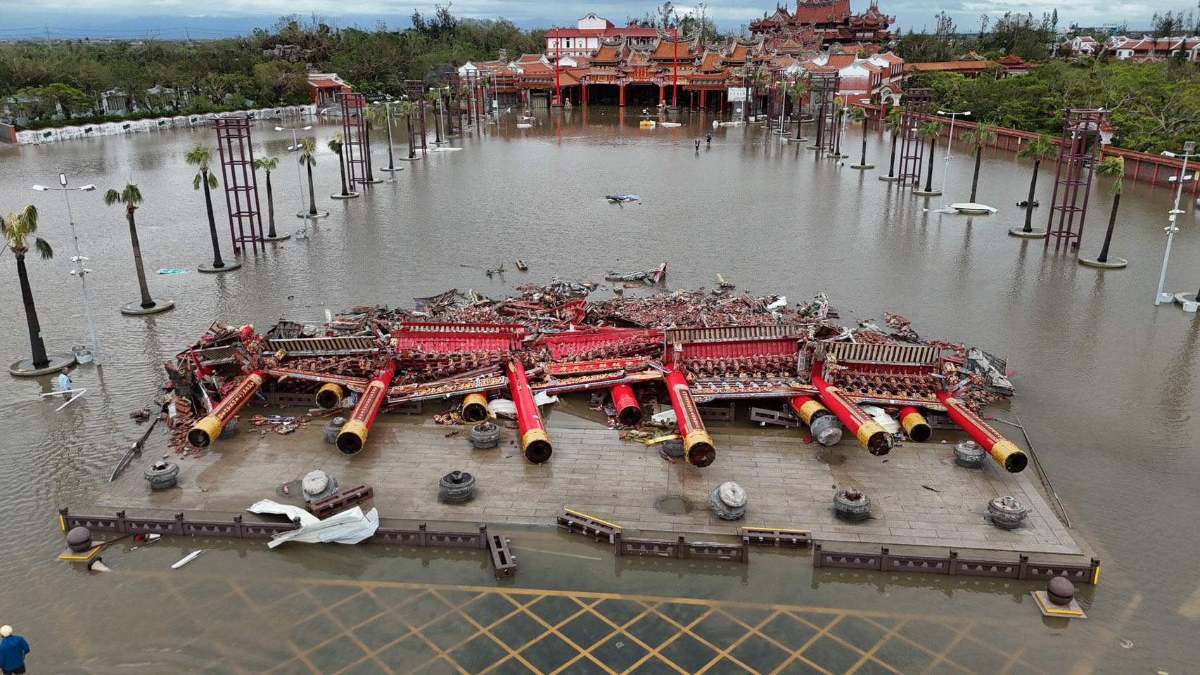 牌樓在強風中傾倒,不僅造成南鯤鯓代天府正門損毀,周邊亦傳出淹水、停電等情形。(聯合知識庫)