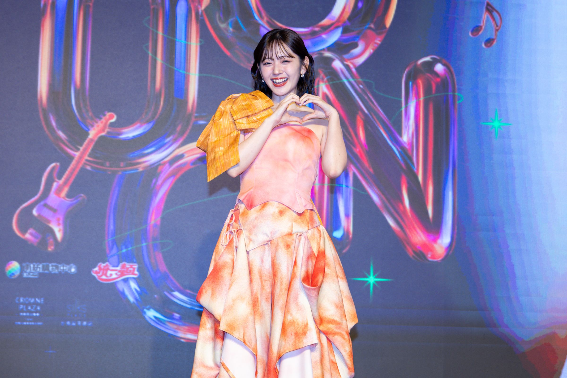 日本女星鈴木愛理超級愛笑，接受訪問超級坦率大方。（COME ON JKSSP提供）