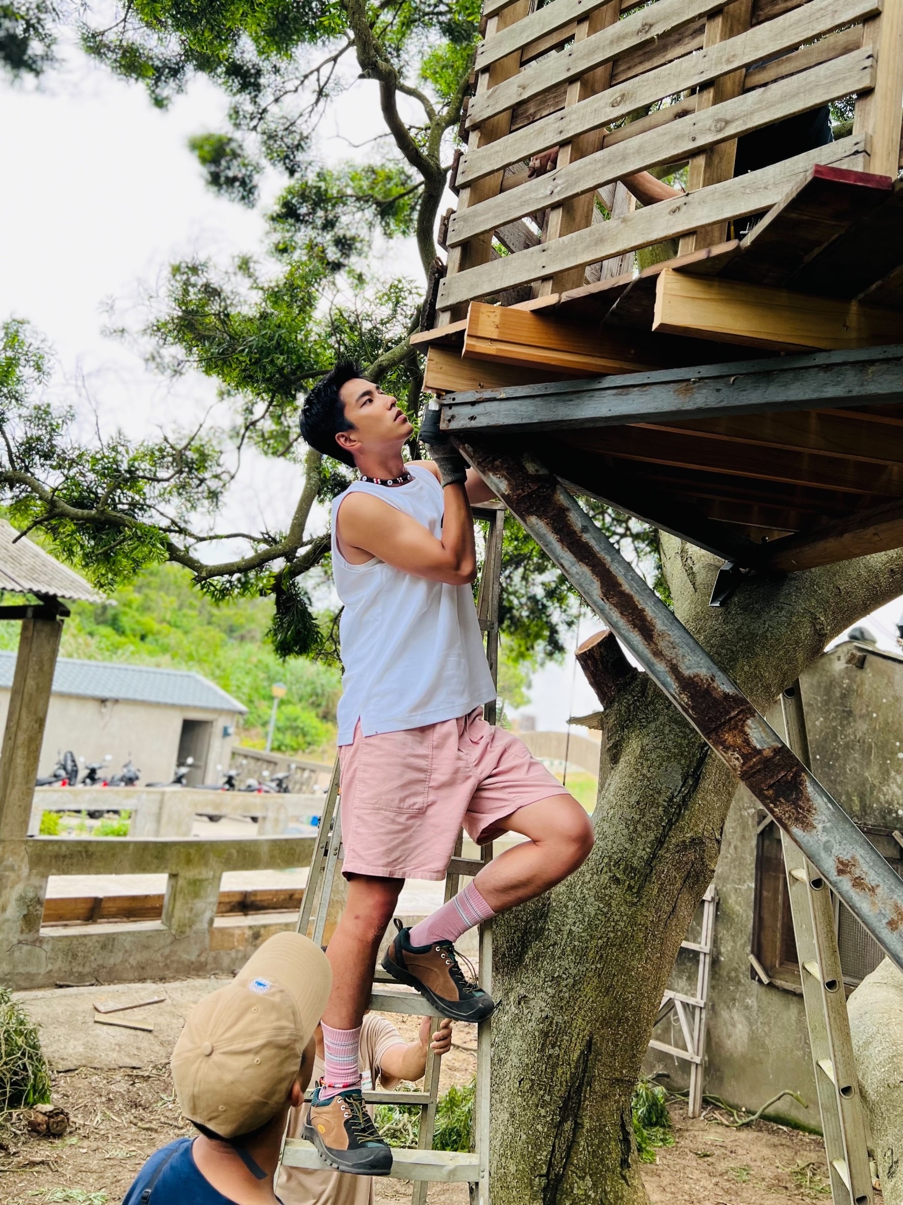 曾敬驊與團隊遠赴馬祖，在當地居民協助下完成樹屋。（公視提供）