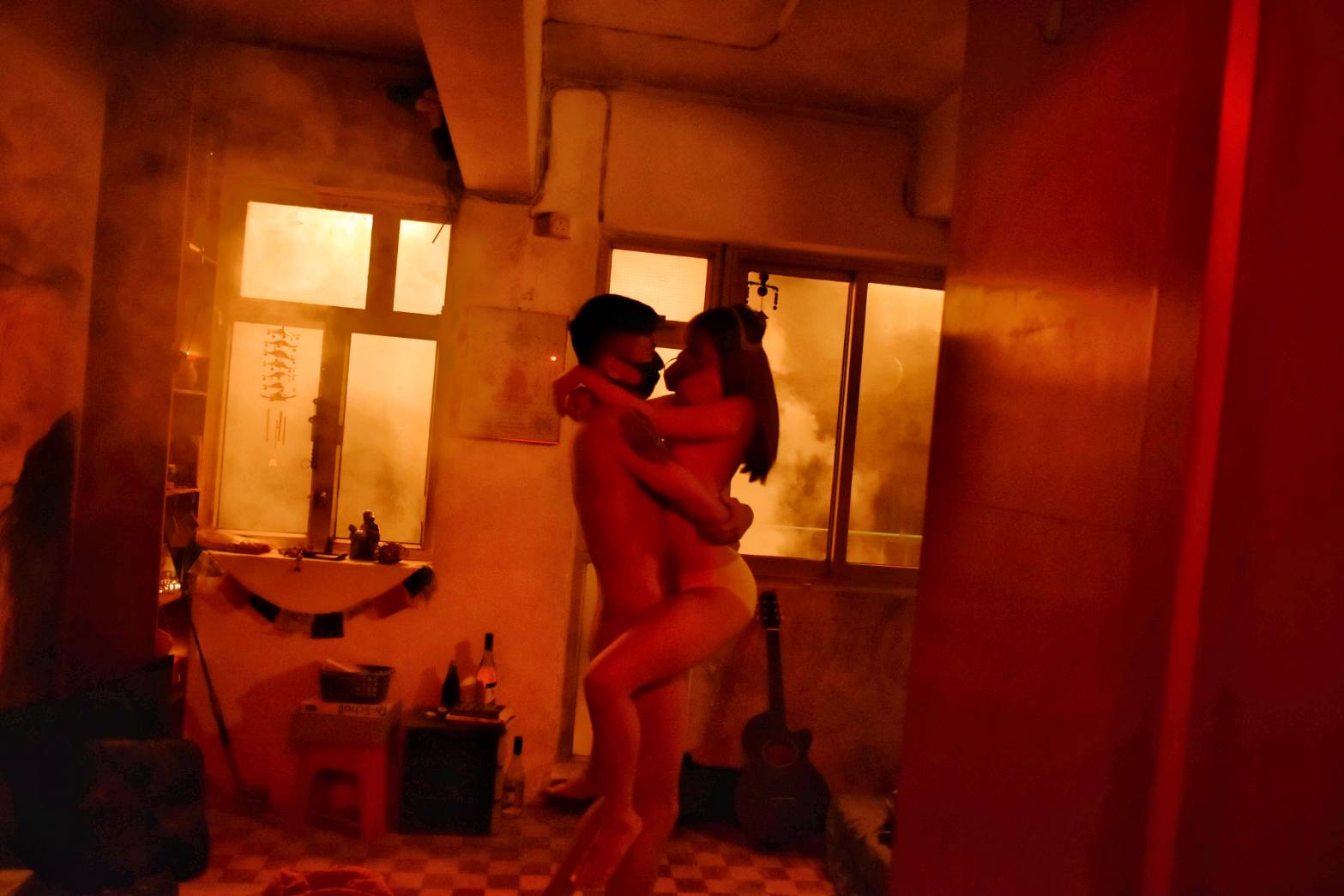 《誰在看著我們》黃巧綸（右）與曾慶翔在煙霧中的親密戲。（攝露士提供）