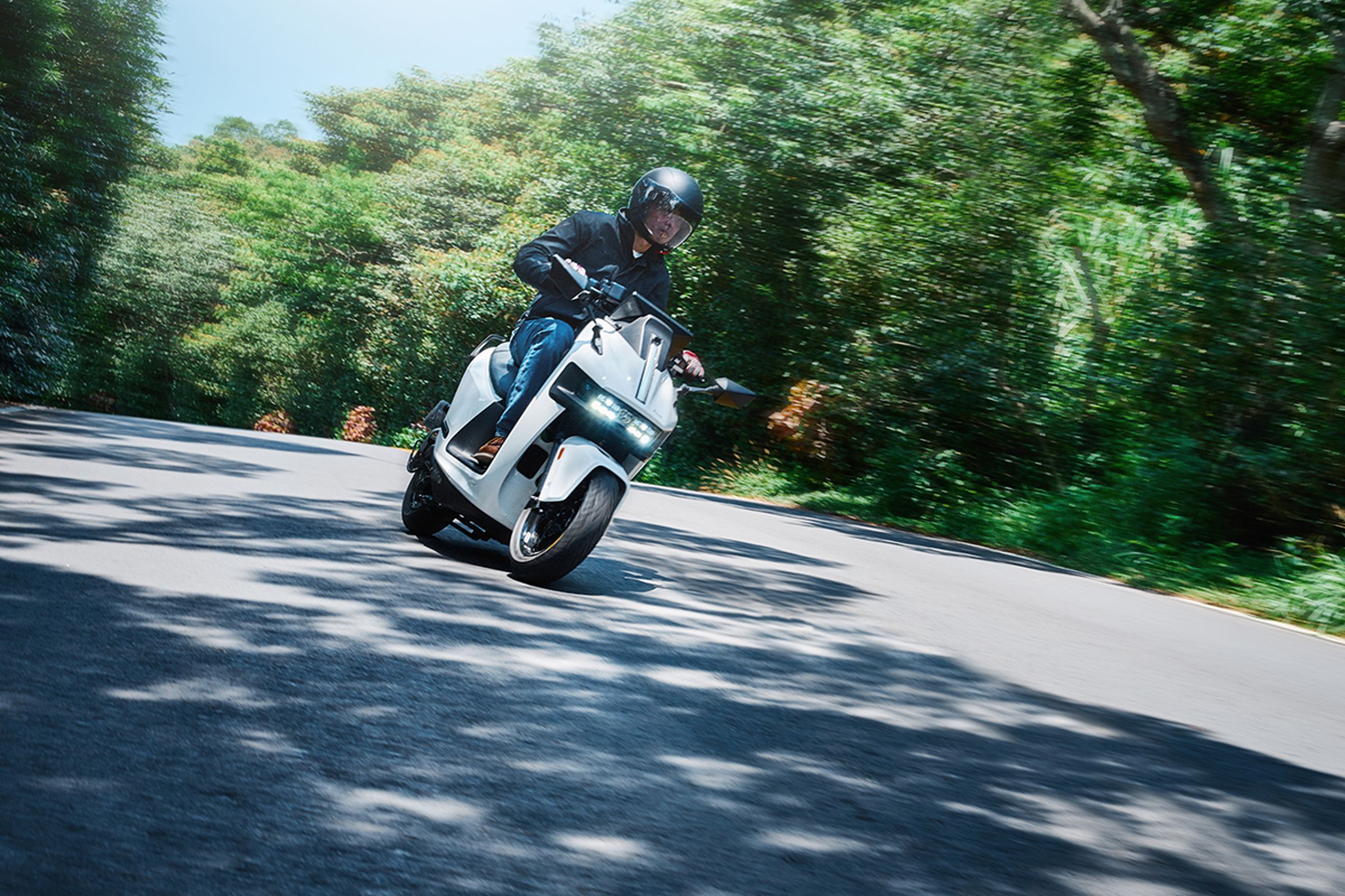 Gogoro Pulse 外型設計完全顛覆了大眾對傳統機車的印象,如同從科幻電影中走出來的一樣,採用了前所未有的 Cyberpunk 風格,具備銳利而流線的車身設計!