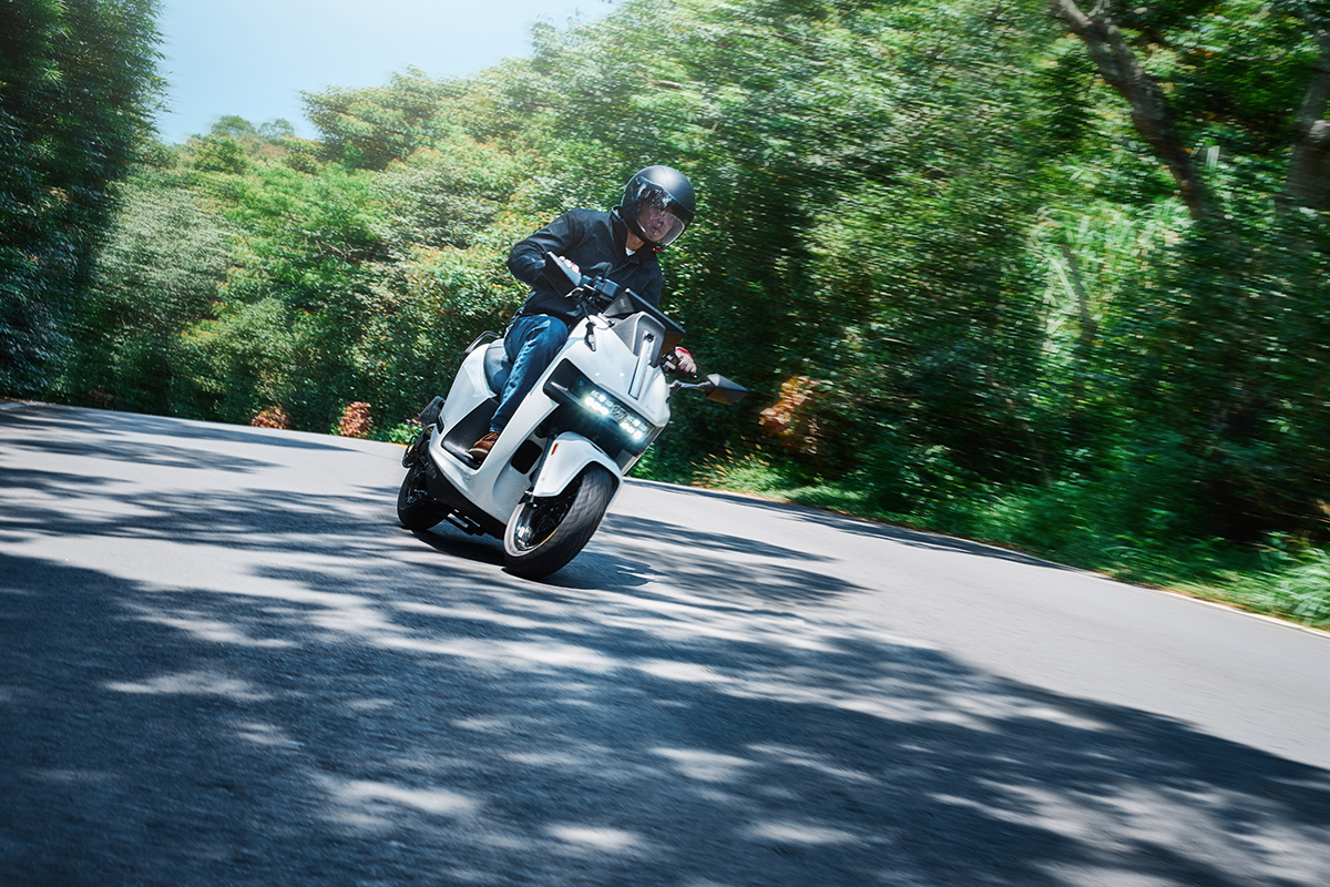 Gogoro Pulse 外型設計完全顛覆了大眾對傳統機車的印象，如同從科幻電影中走出來的一樣，採用了前所未有的 Cyberpunk 風格，具備銳利而流線的車身設計！