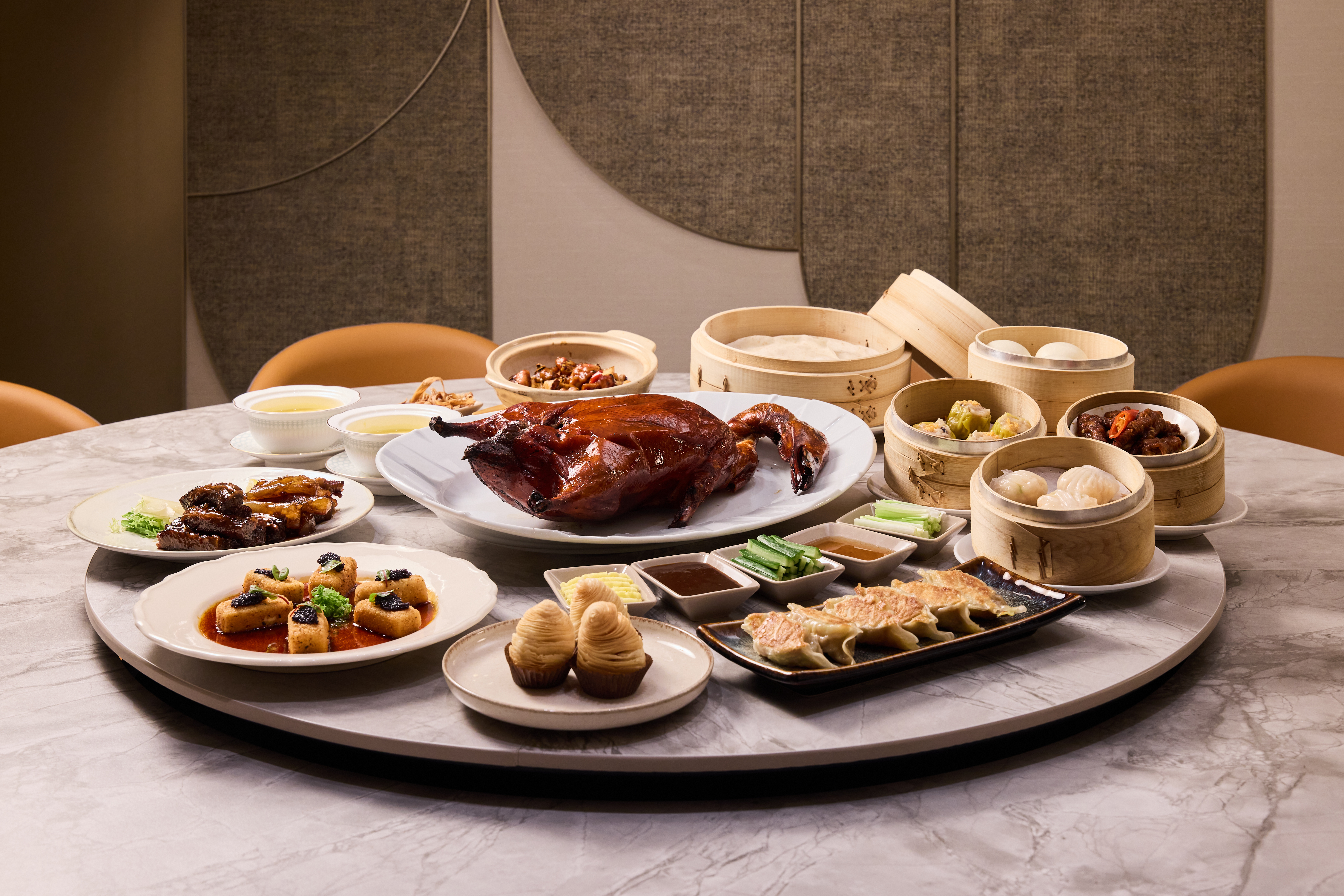 《芯聚苑》以中式料理揉合新派粵味的節奏，搭配時尚奢華包廂氛圍，把年末每一場相聚，端成一桌「被好好款待」的幸福感。