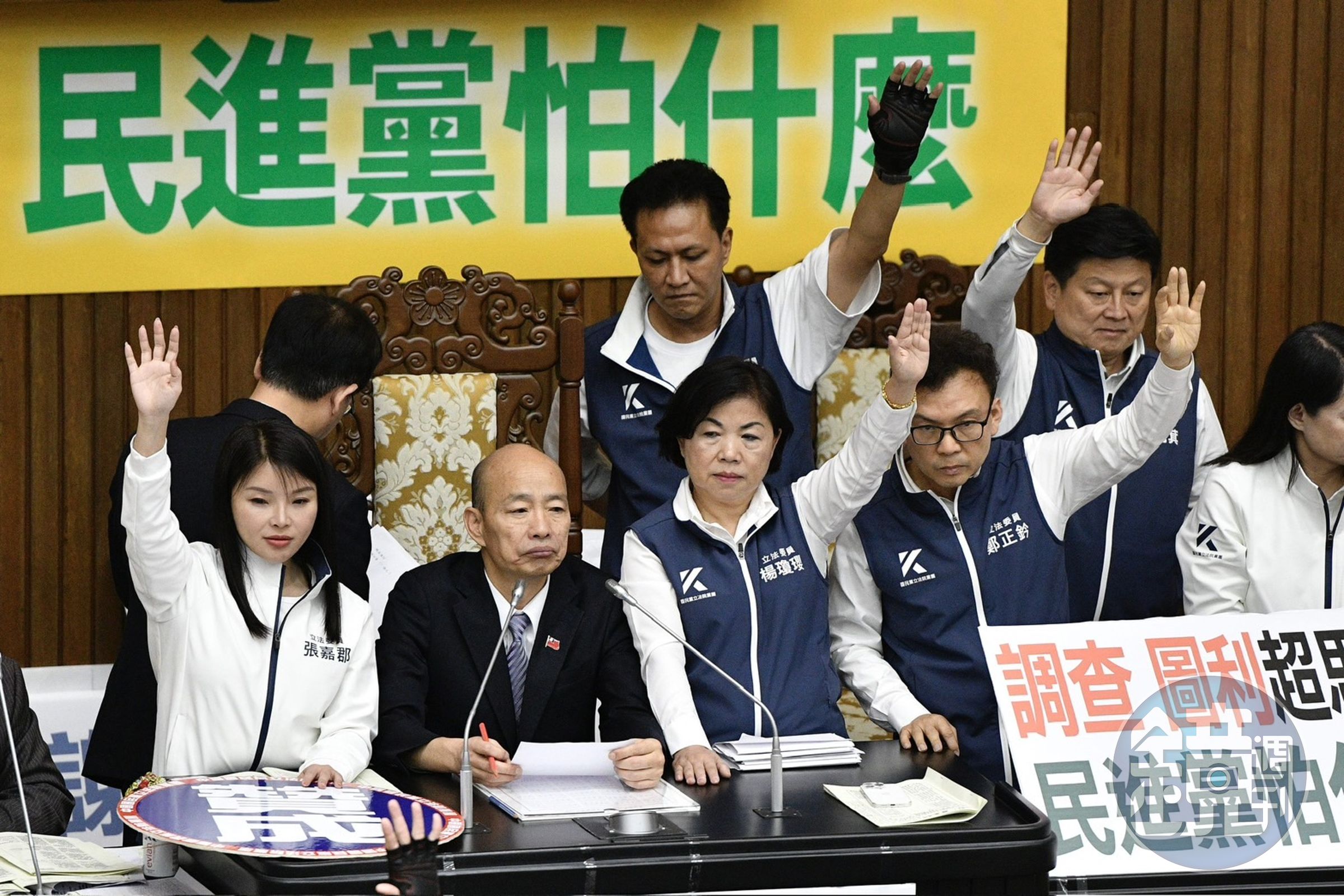 上午其中一案民進黨提案記名表決,舉手投票結果竟是贊成者多數,讓藍委也傻眼。