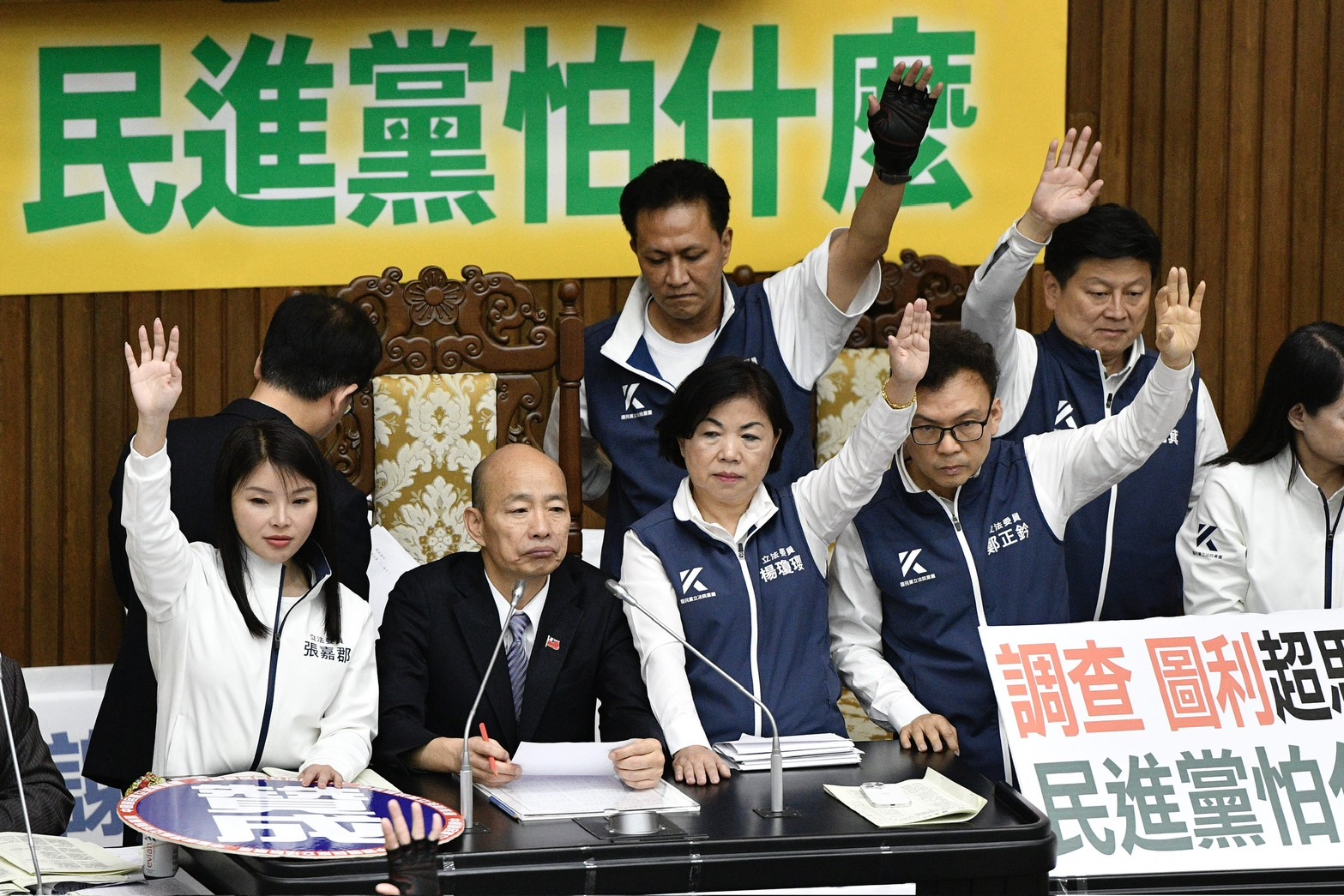 上午其中一案民進黨提案記名表決,舉手投票結果竟是贊成者多數,讓藍委也傻眼。