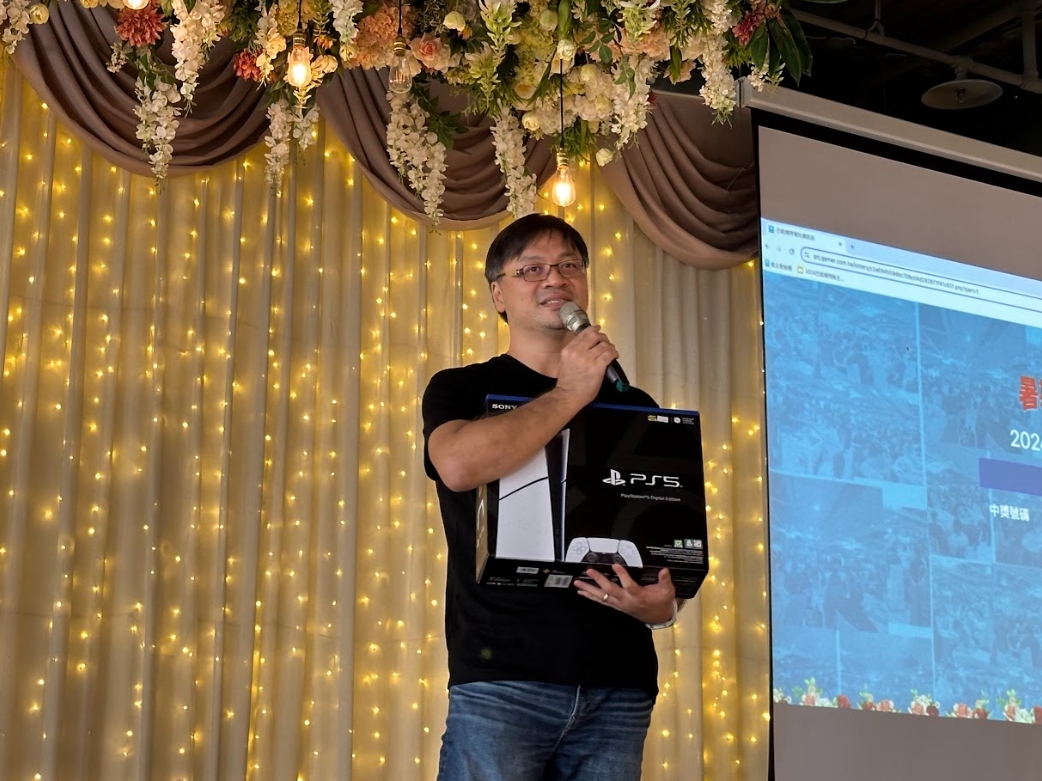 巴哈姆特運作的重要角色正是一群無償管理各大討論板的板主，陳建弘每年都會舉辦聚會請板主們吃飯並抽獎犒賞。（翻攝自巴哈姆特）