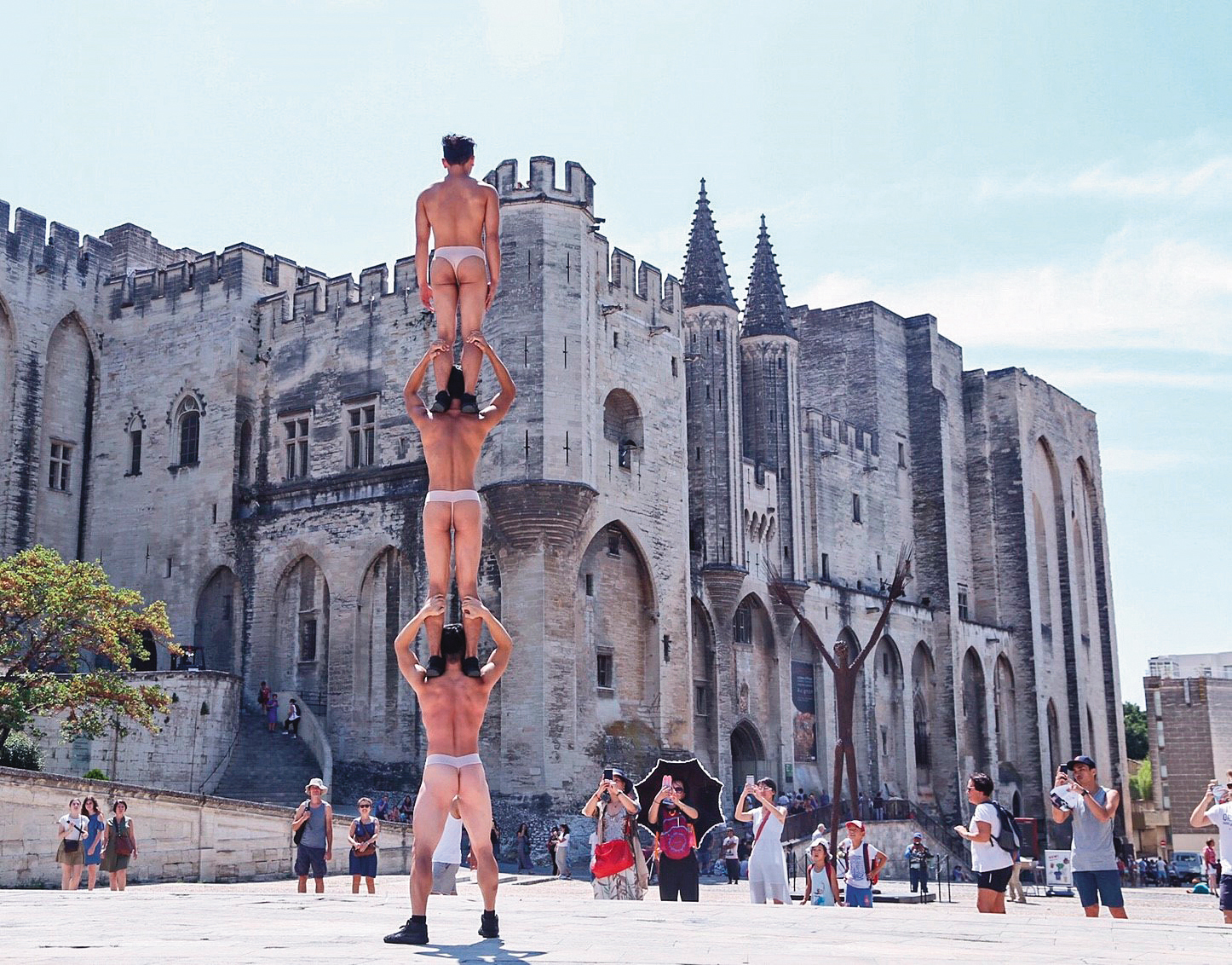 2017年FOCASA受邀至法國外亞維儂藝術節演出，團員在街頭疊羅漢宣傳。（FOCASA馬戲團提供）