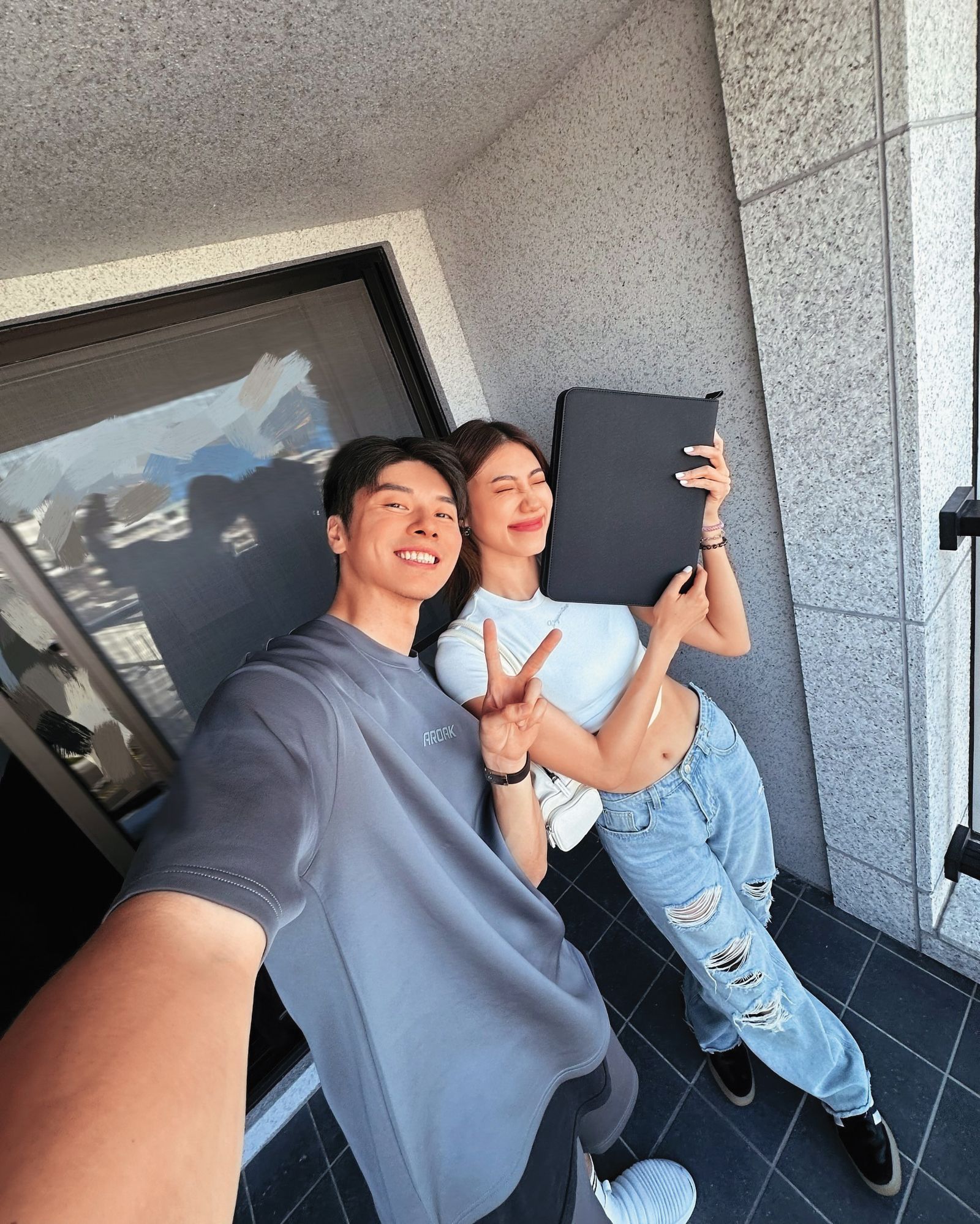 蔣政（左）性騷擾陳天仁的消息曝光後，他第一時間先向名模女友紀艾希（右）報備。（翻攝自蔣政IG）