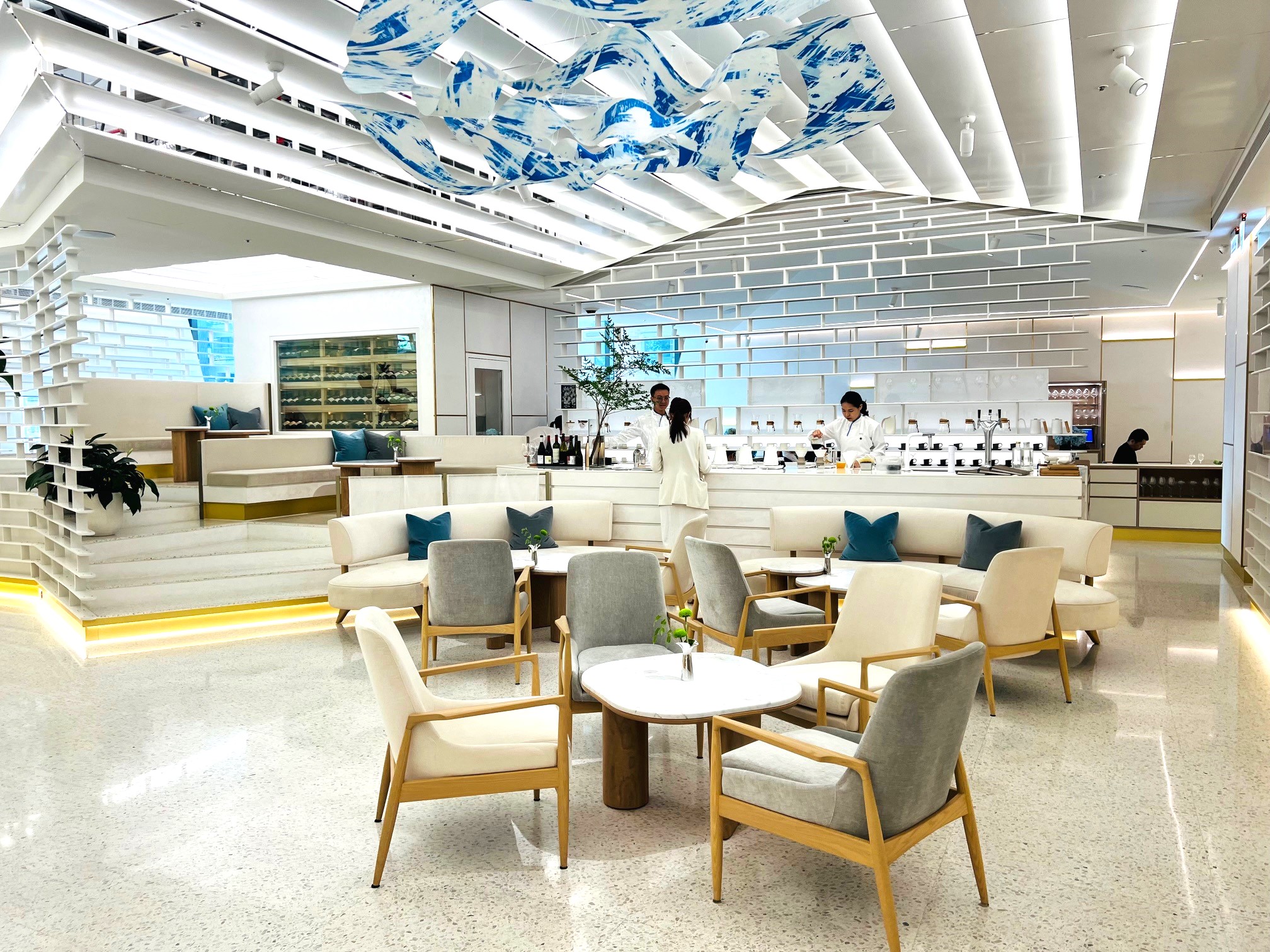 以白色為主調的「A」餐廳，一走進去就有清涼感，進門處的Alcoholiday香檳吧很適合餐前來喝一杯。
