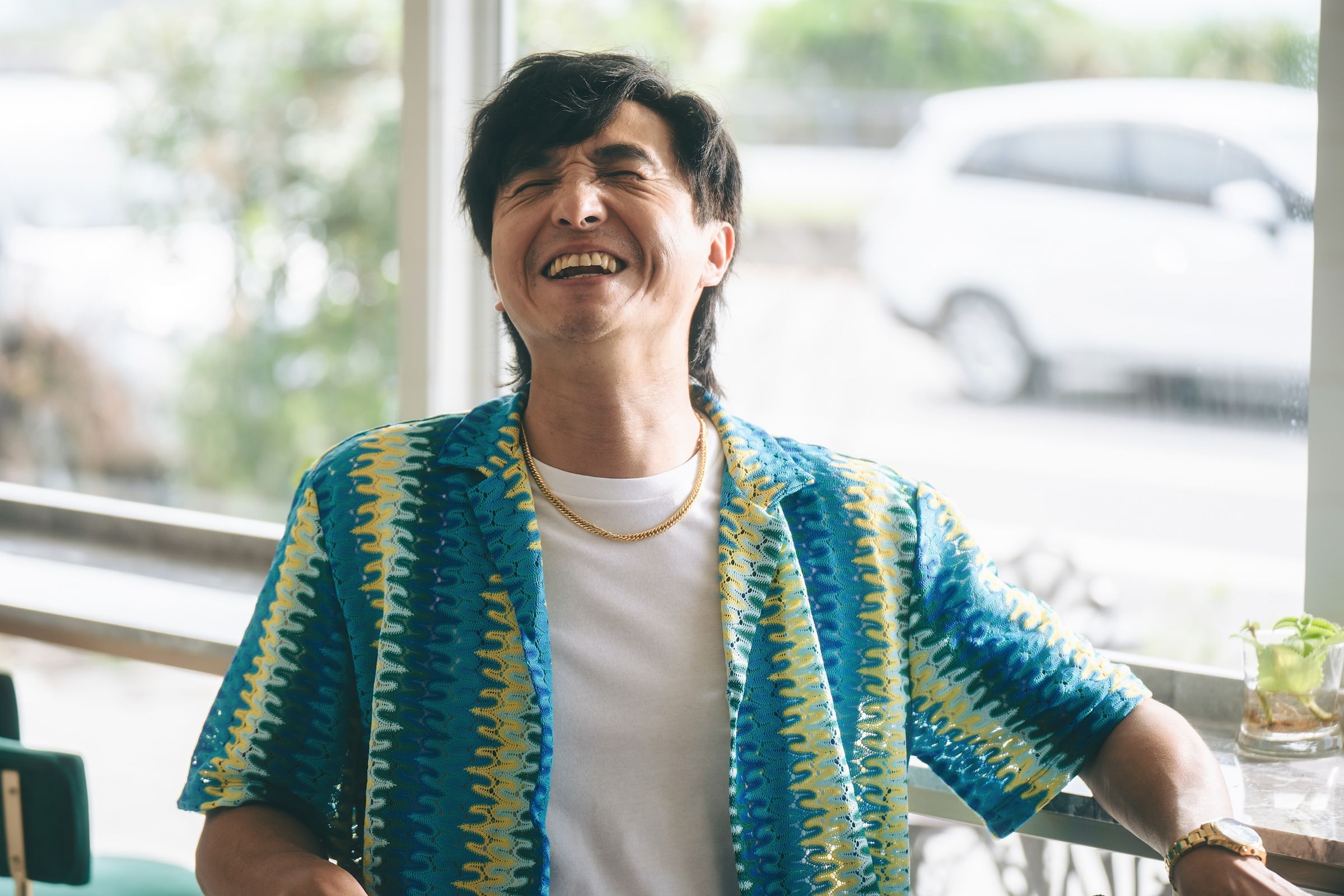 王少偉在戲裡把到處行騙的魯蛇演得十分到位。（公視提供）