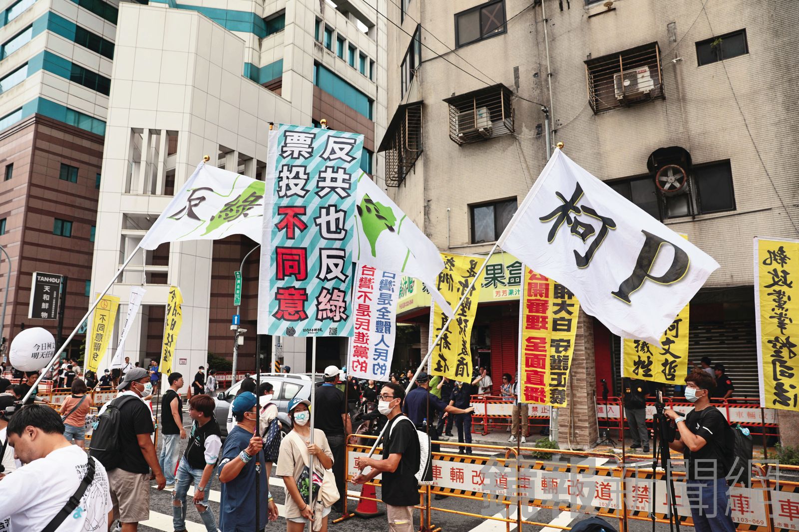 藍白人士認為，反罷大勝利，挺柯小草支持者的助攻是關鍵之一。（鏡報林煒凱）