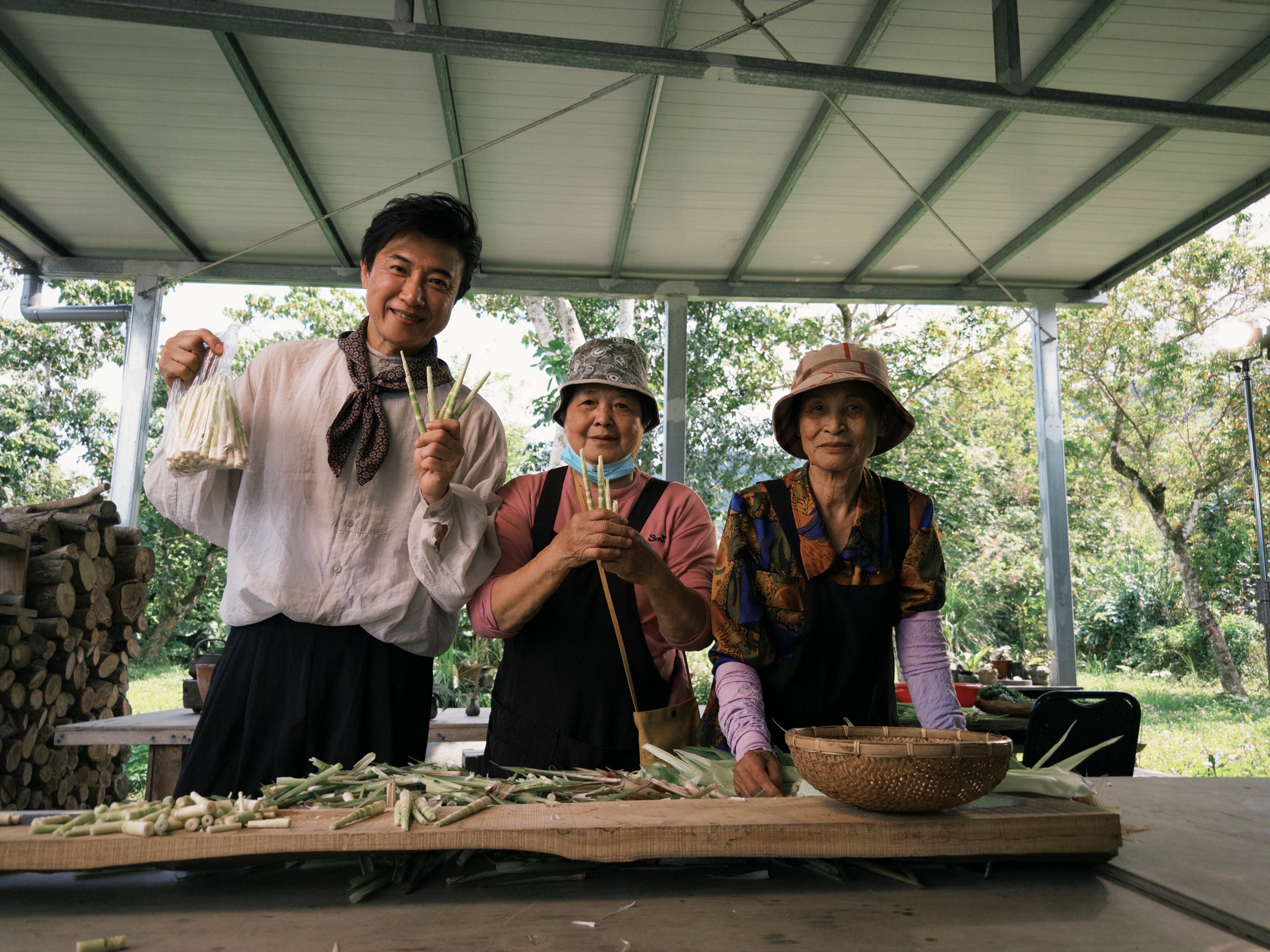 陳鴻在馬佛陶燒拍攝《縱谷食光》。（陳鴻提供）